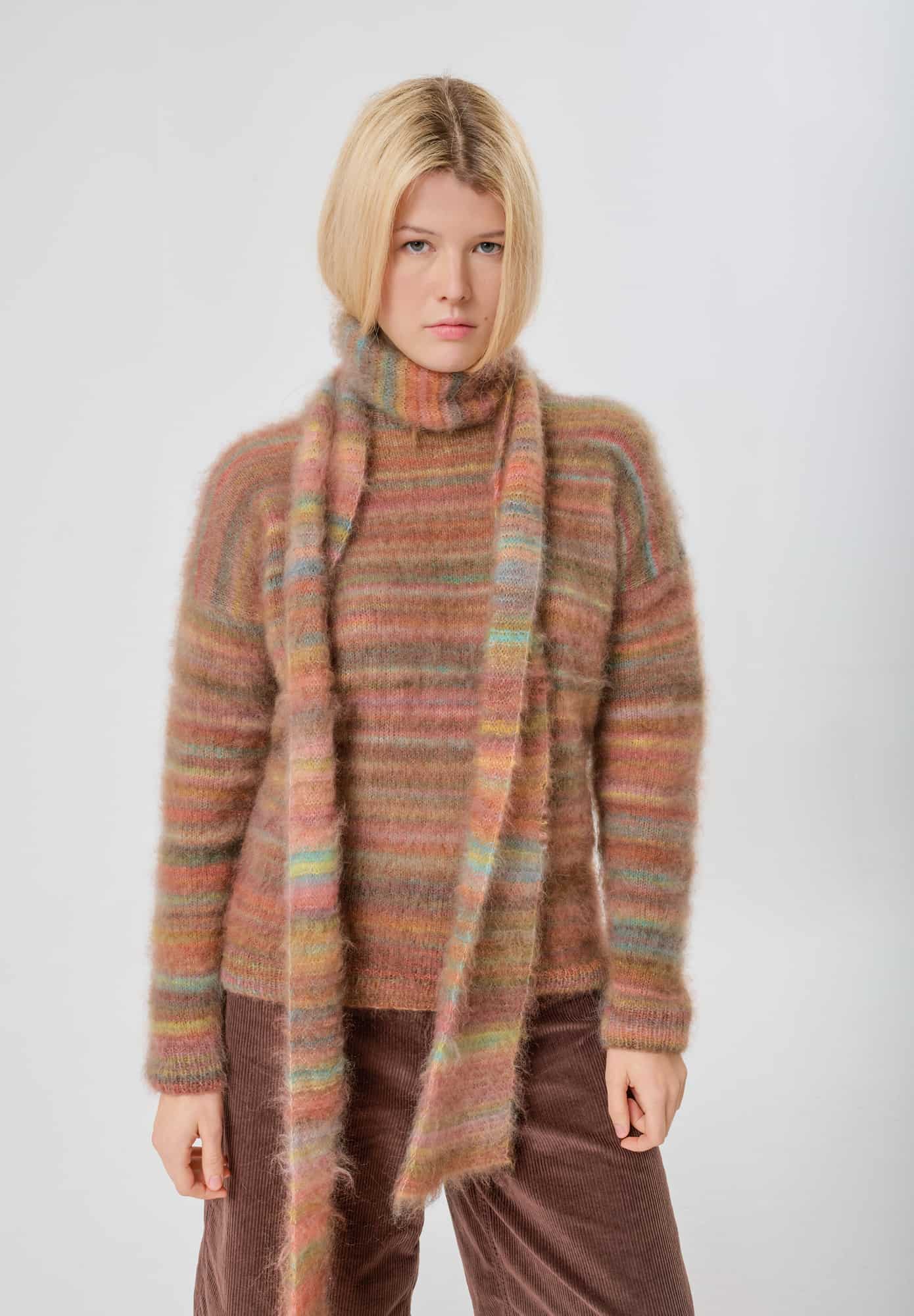Frau trägt gestrickten Pullover in Erdtönen: Modell 31 aus Made by Me No. 21