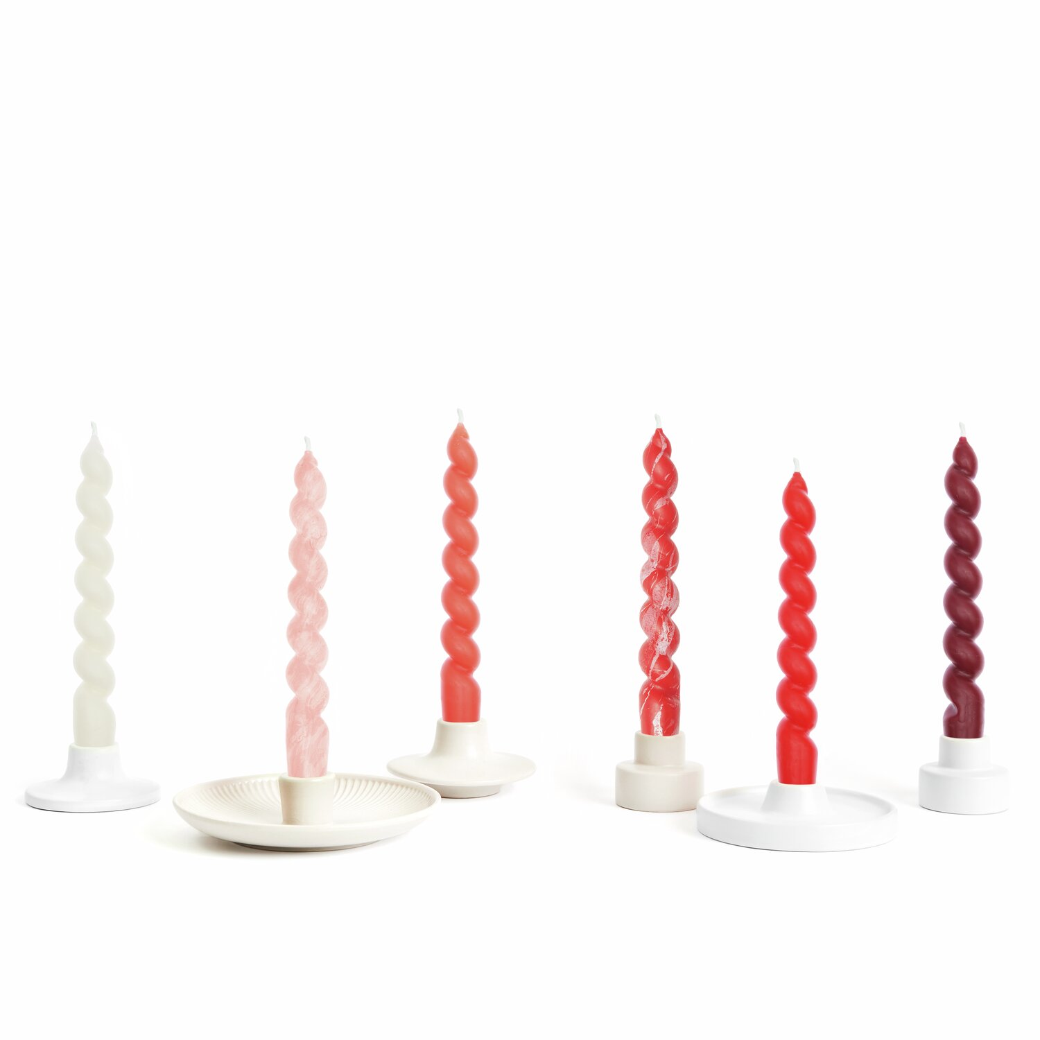 Spiralkerze marmoriert 2,4x18,5cm in Rot und Weiß, präsentiert in stilvollen Kerzenhaltern.