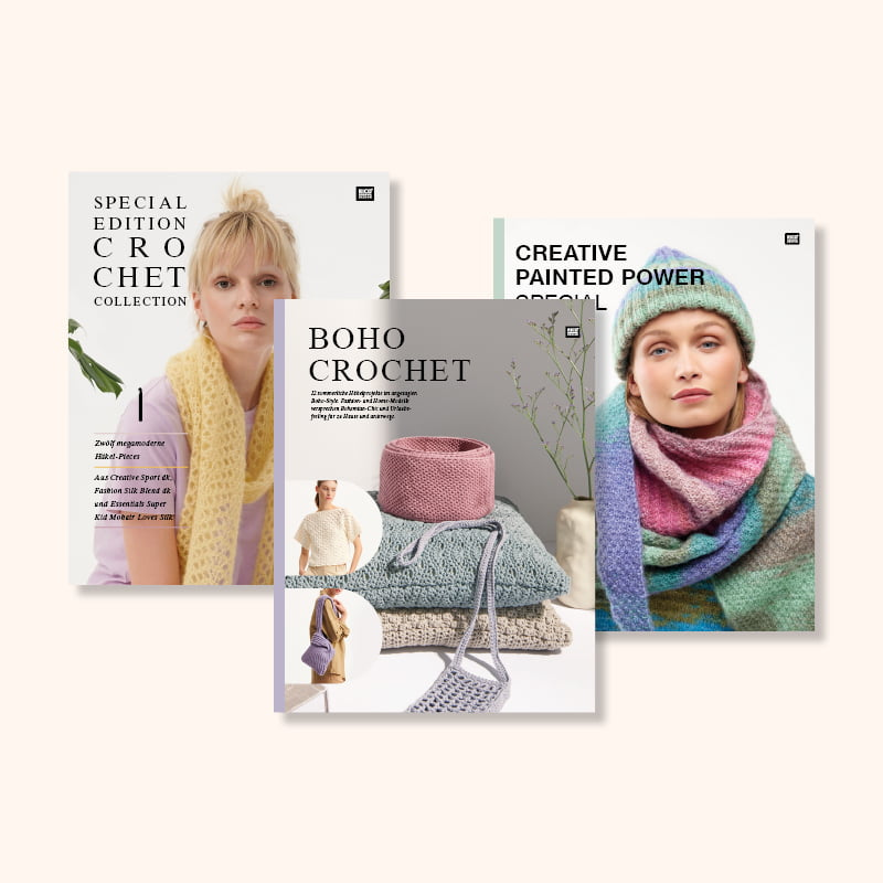 Häkelhefte von Rico Design liegen übereinander auf beigem Hintergrund