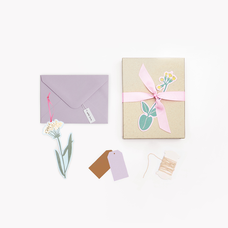 Geschenk mit Karte und Blume