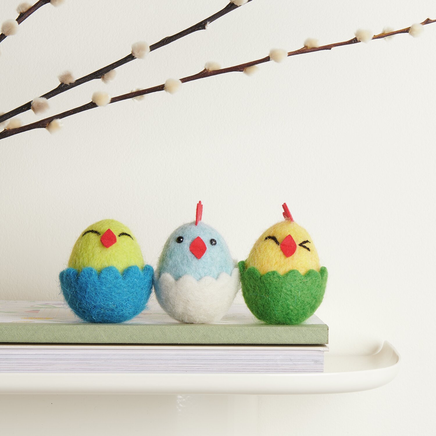 Filz-Küken im Ei Gelb/Blau 6,5xØ5,4cm von Rico Design