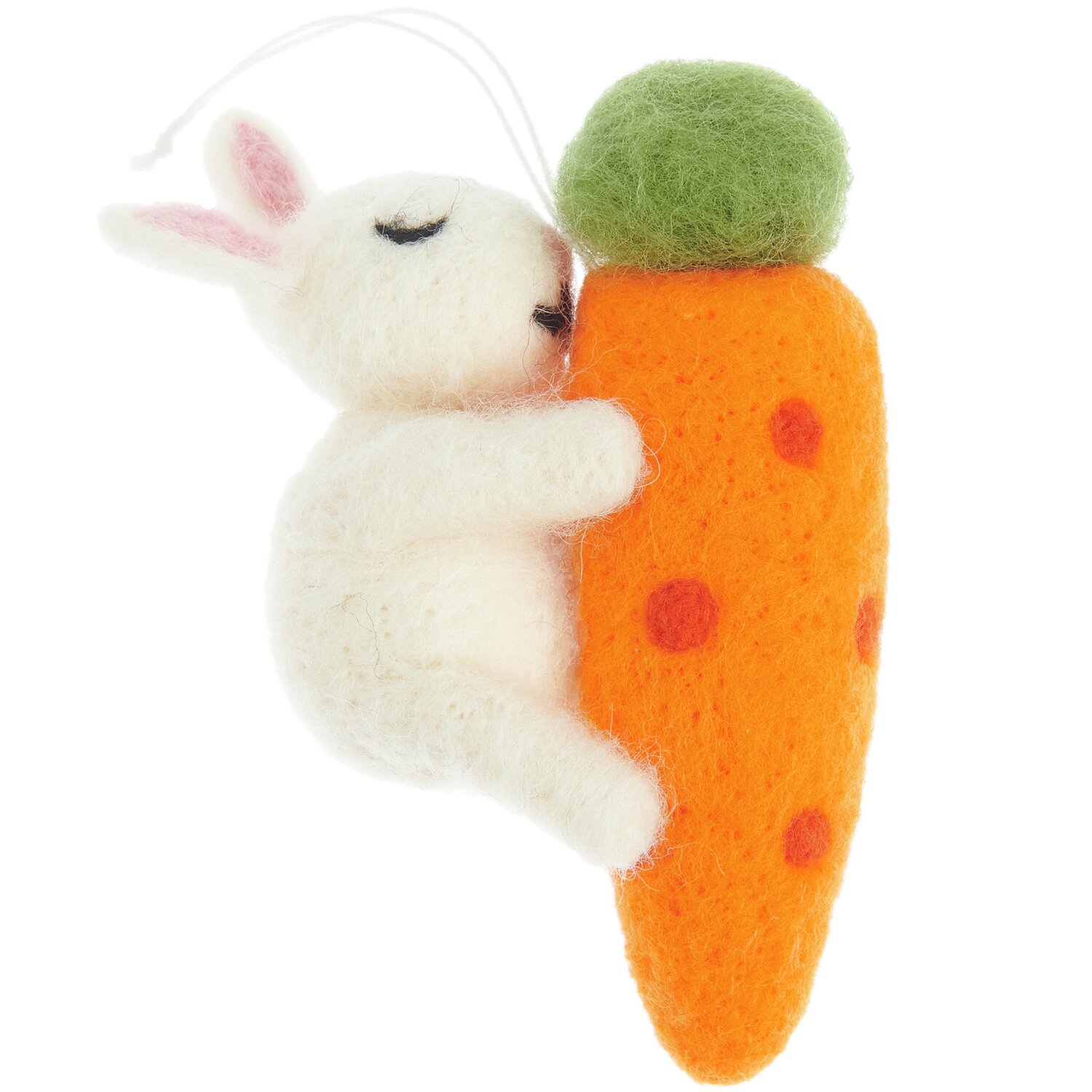 Aufhänger Hase auf Möhre: Weißer Filzhase umarmt orange Karotte mit grüner Spitze, 10,7x3,8x7,8cm.