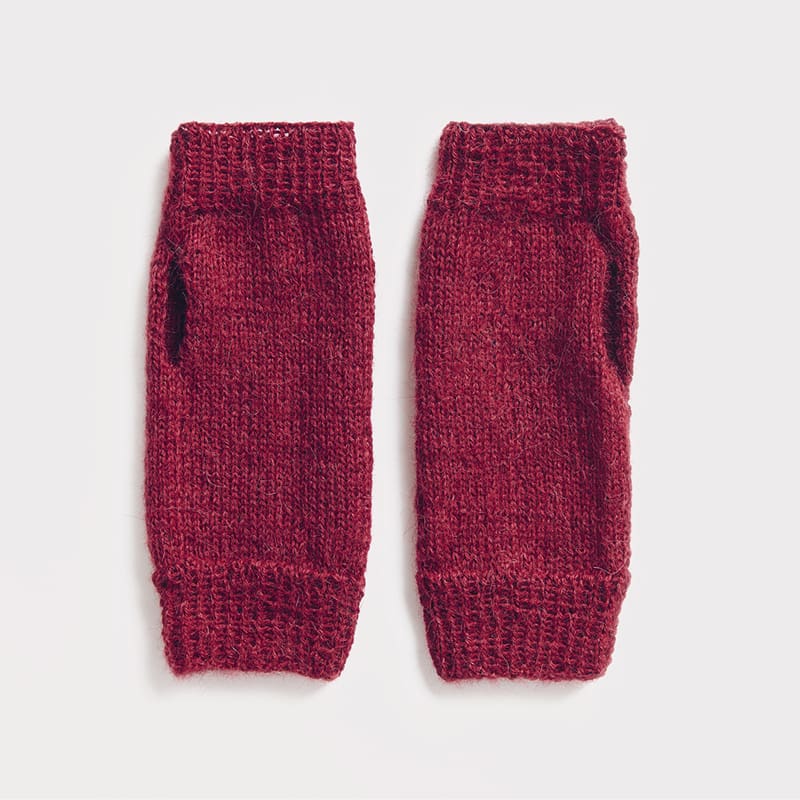 Gestrickte Stulpen in Bordeaux: Modell 05 aus dem Heft Luxury Knits Premium Natural Fibres
