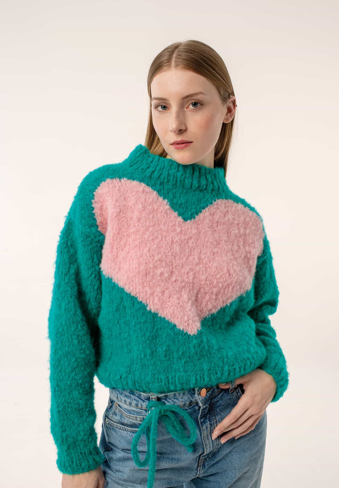 Gestrickter Pullover mit Herz
