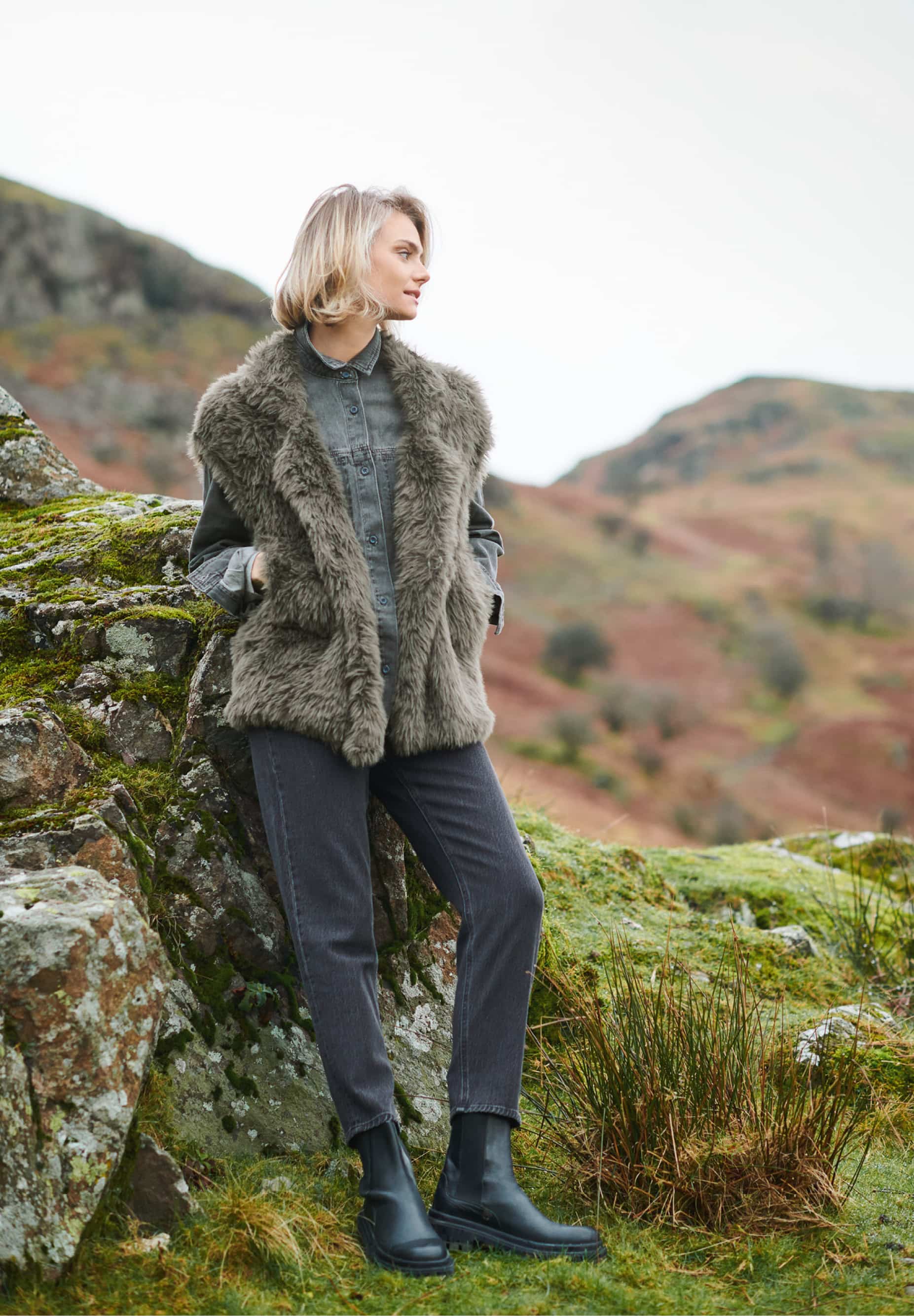 Frau trägt gestrickte, dunkelbraune Weste in Felloptik: Modell 14 aus Lovewool No. 23