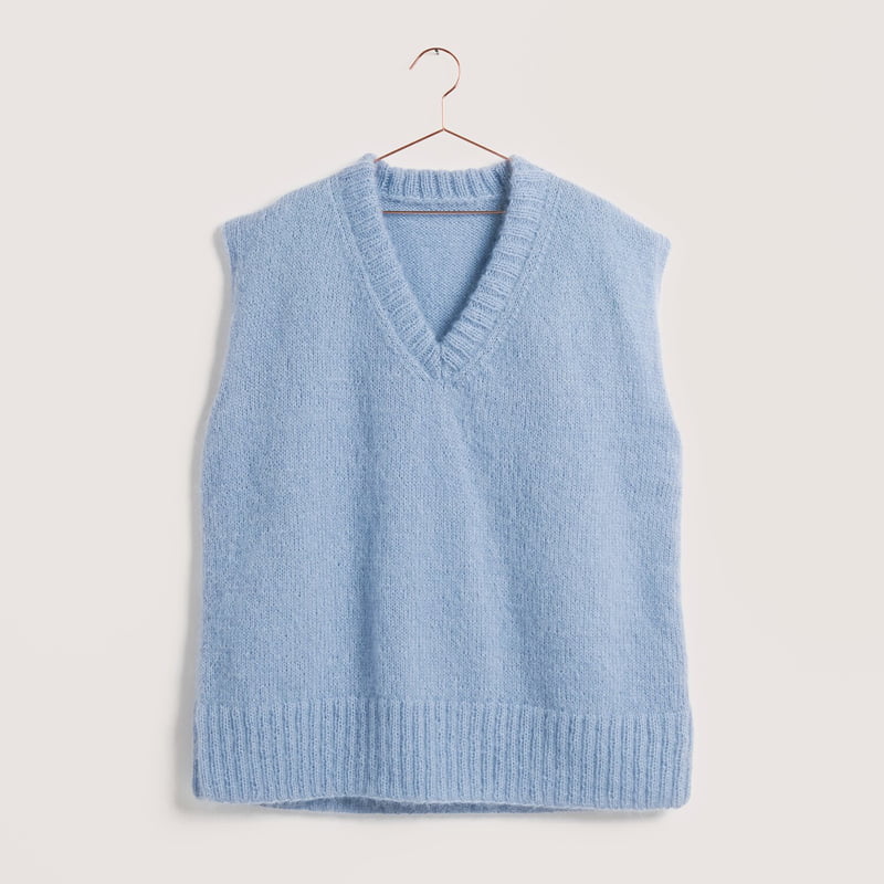 Gestrickter Pullunder in Hellblau: Modell 10 aus dem Heft Made by Me No. 22