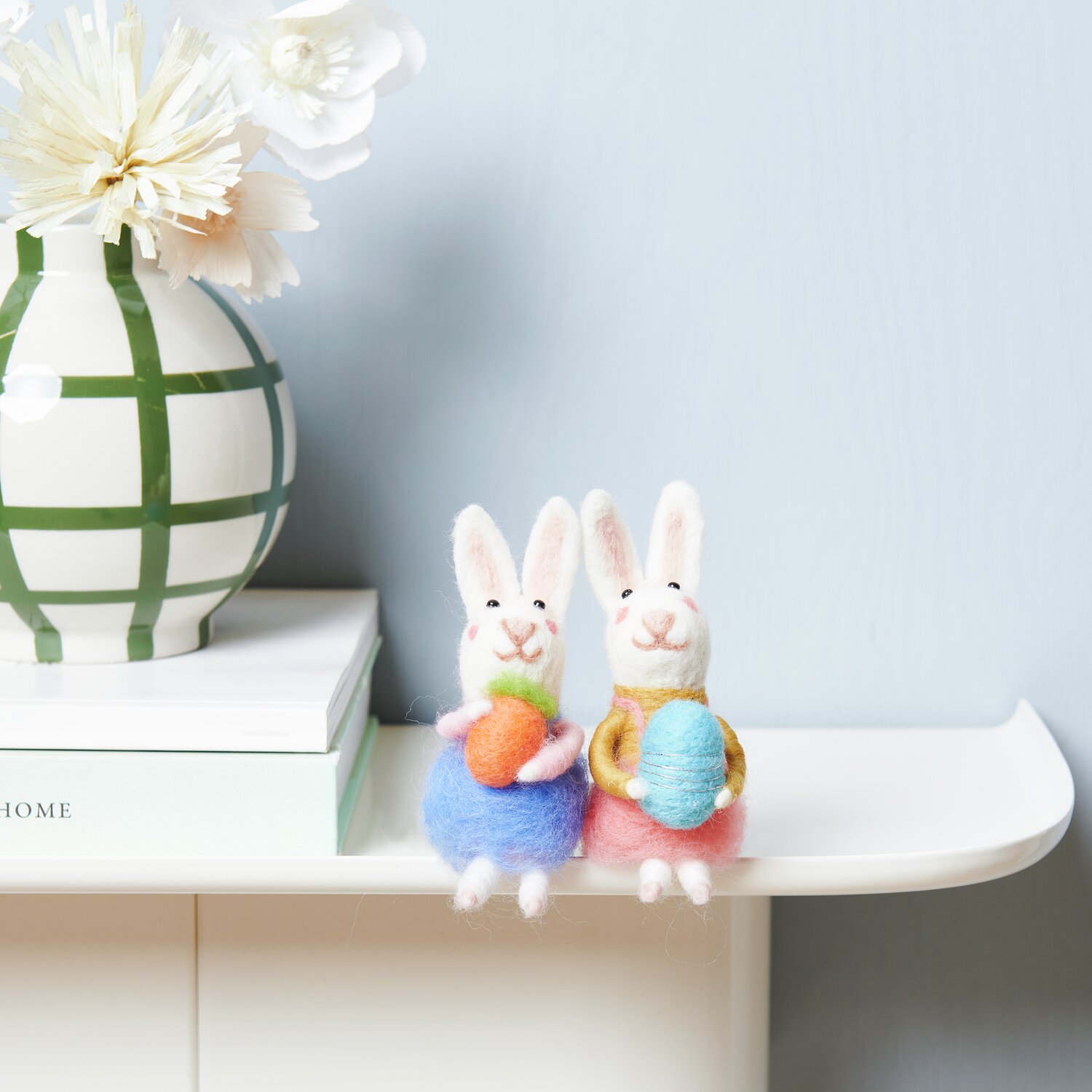 Aufhänger Filz-Hase mit Osterei Aufhänger Filz-Hase mit Osterei