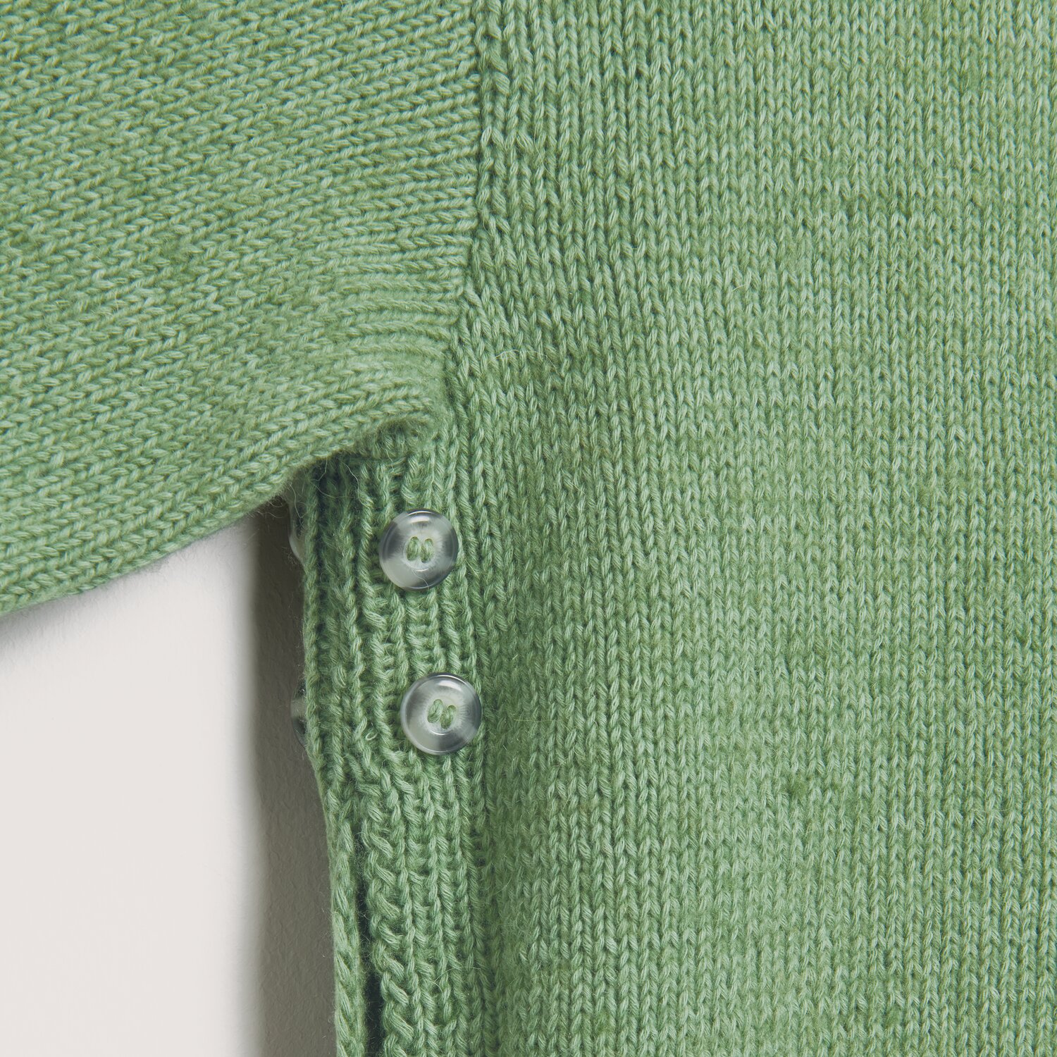 Made by Me No. 22 Frühjahr-Sommer Strickdetail in Efeu mit Knöpfen, aus Creative Cotton Fleece dk.