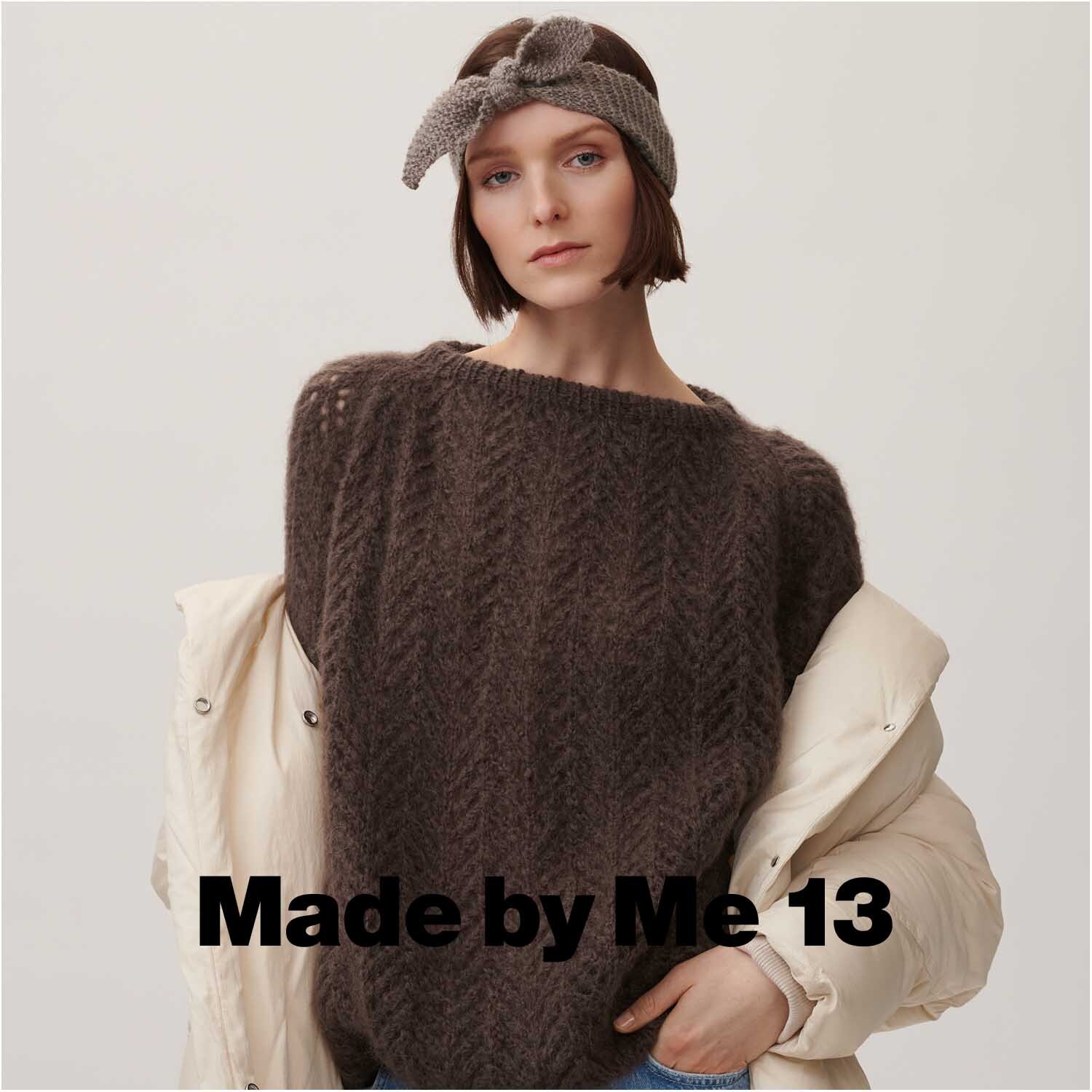 Luxury OMG: Frau in gestricktem Pullover und Stirnband, trägt eine helle Jacke. Perfekt für stilvolle Wintermode.
