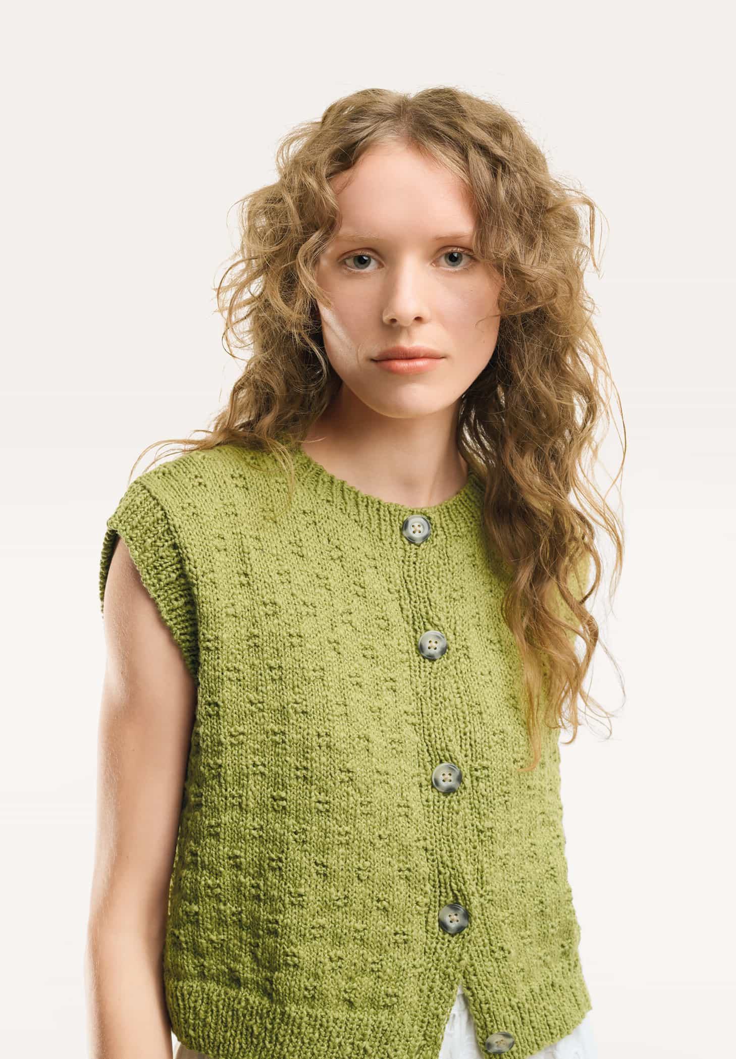 Frau trägt gestrickte Weste in Oliv: Modell 23 aus Made by Me No. 22