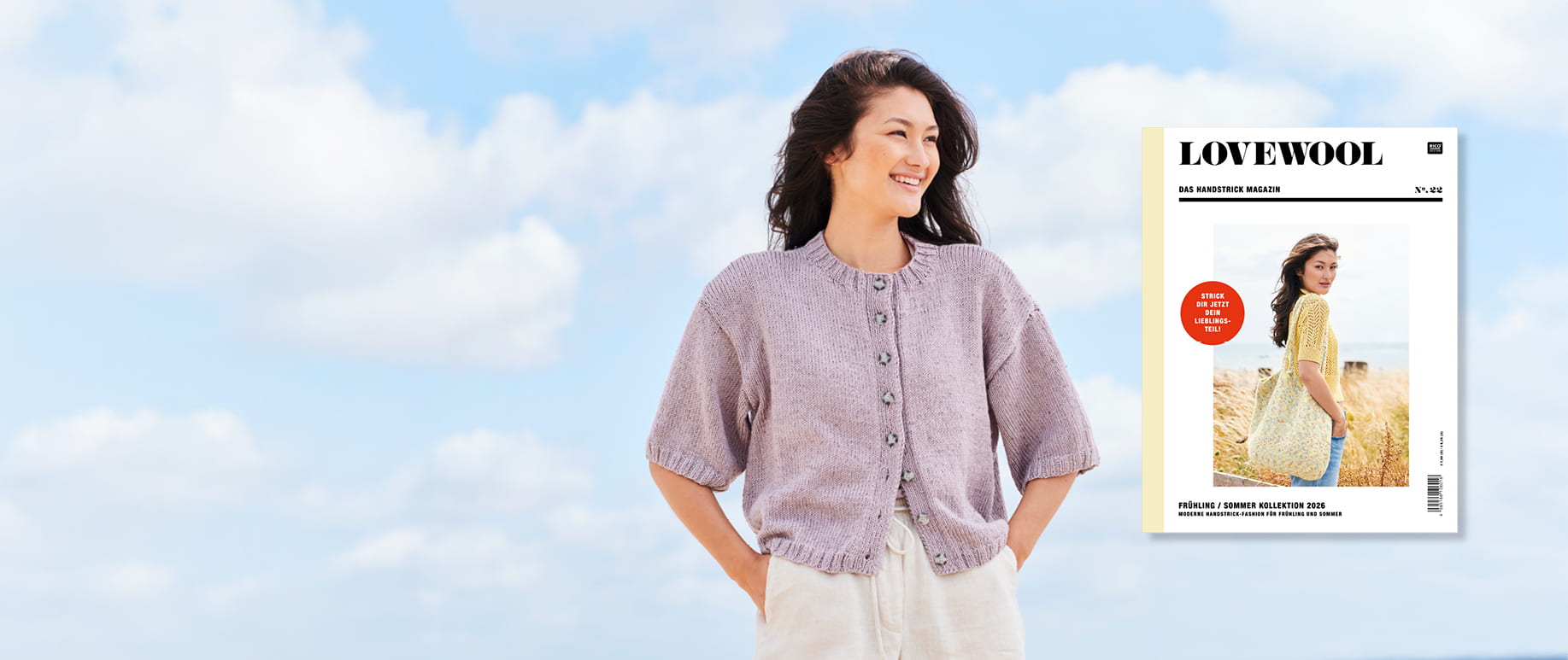 Eine Frau trägt eine gestrickte Kurzarmjacke und posiert vor blauem Himmel. Daneben ein Cover des Handstrickmagazins Lovewool No. 22. 