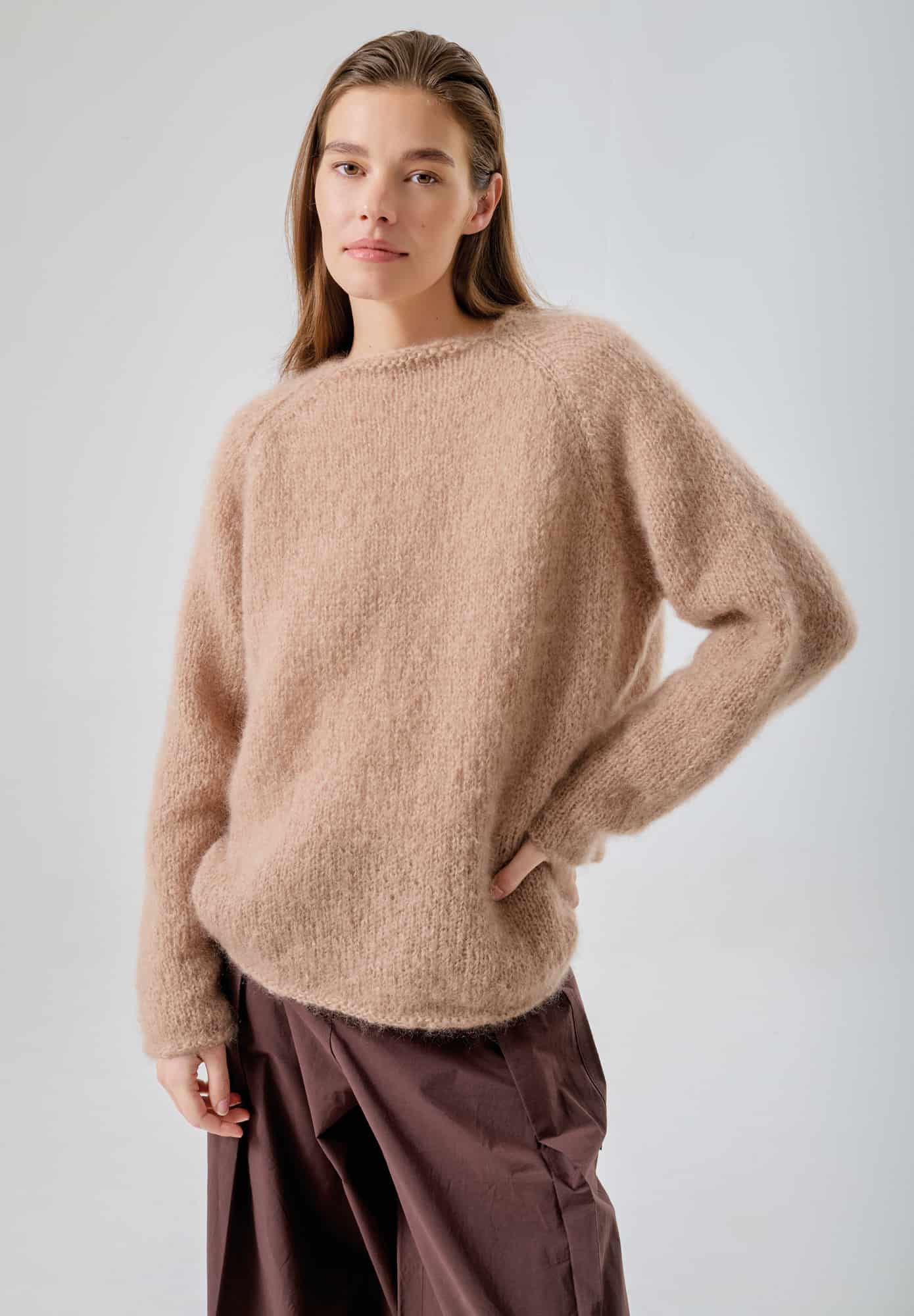 Frau trägt gestrickten Pullover in Nougat: Modell 32 aus Made by Me No. 21