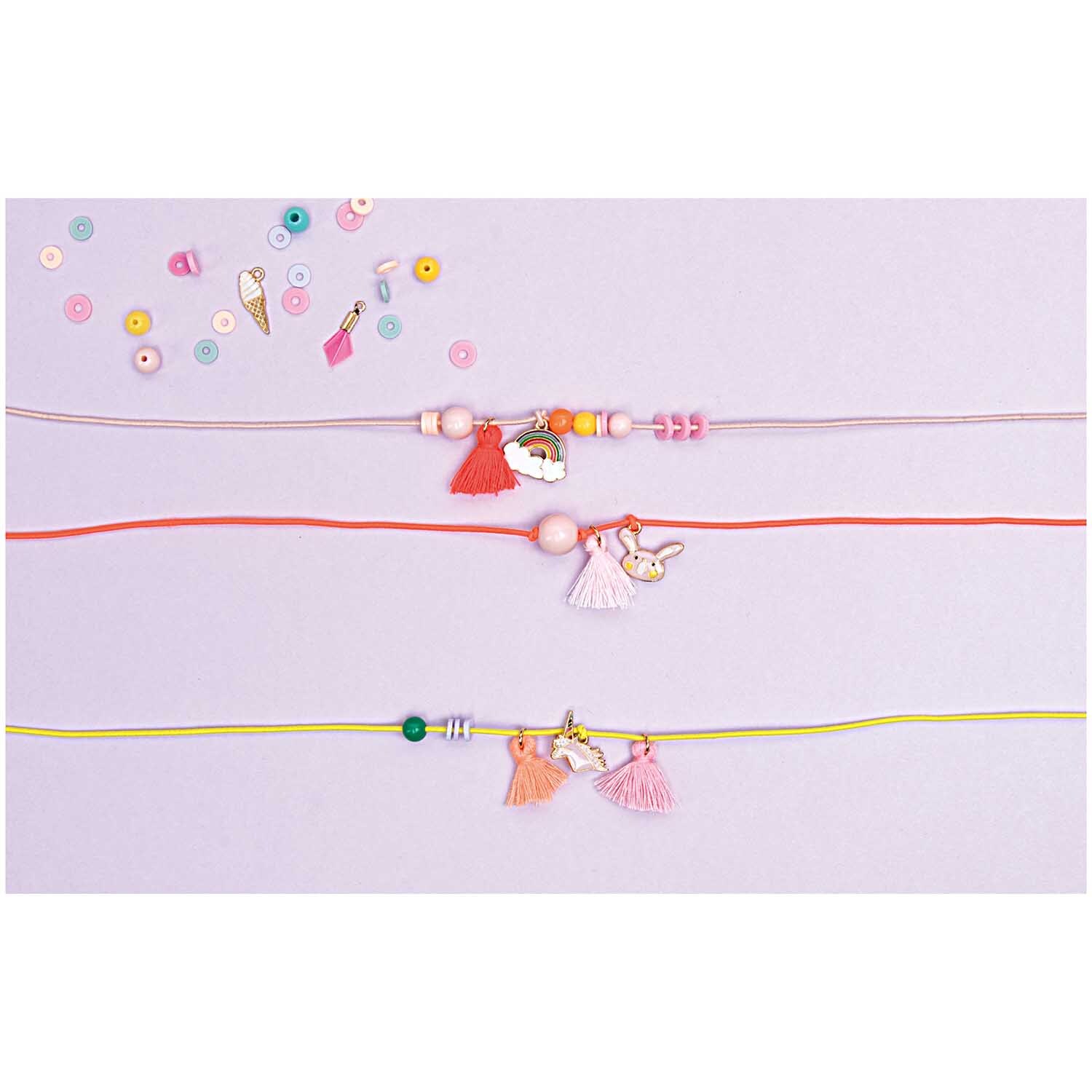 Hutgummiband 1mm 5m in Neon Gelb von Rico Design, dekoriert mit bunten Perlen und Anhängern. Ideal für kreative Bastelprojekte.