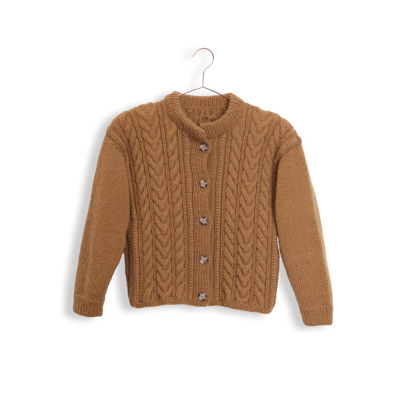 Gestrickte Jacke hängt an einem Kleiderbügel