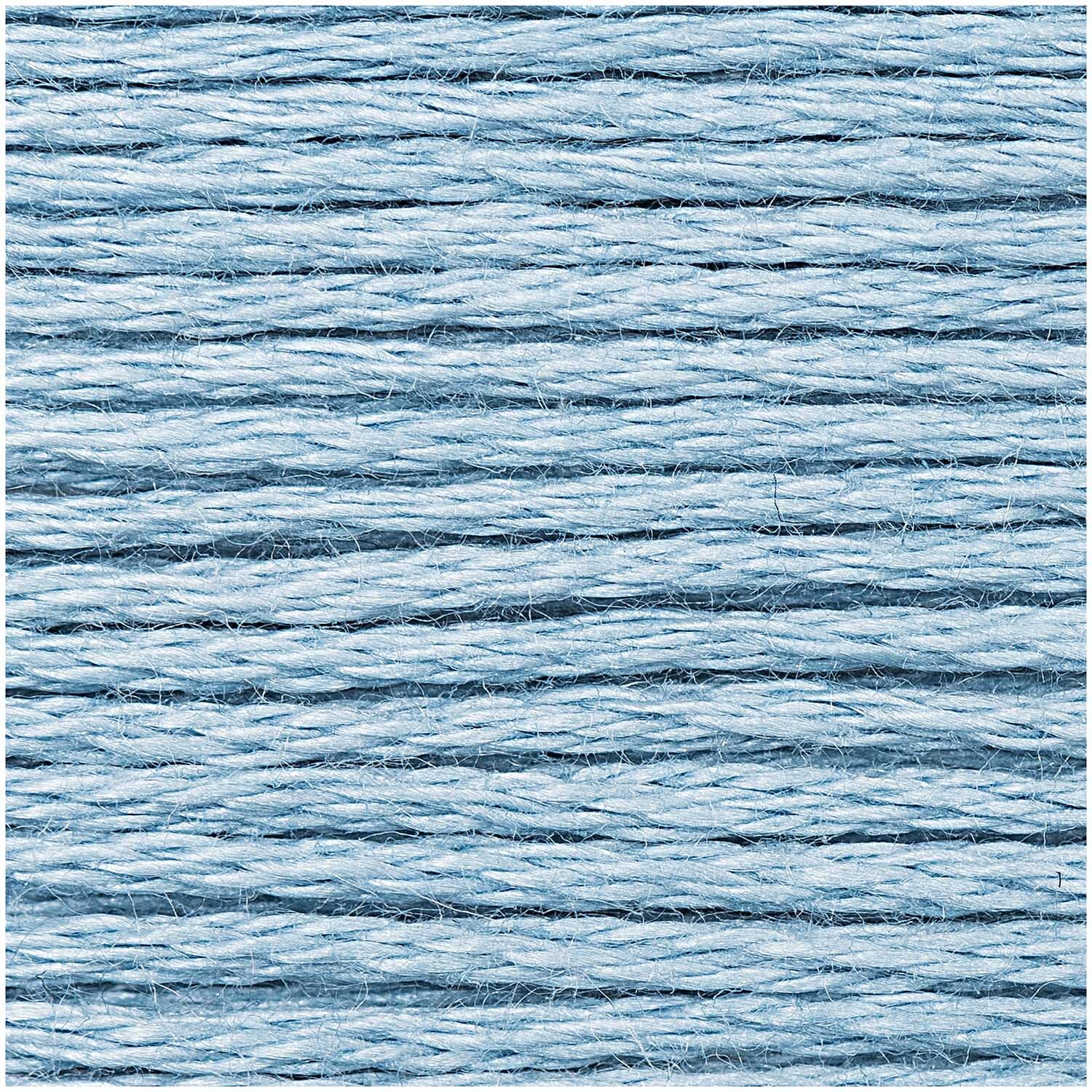 Sticktwist 8m von Rico Design in hellblau, ideal für Stickprojekte, zeigt feine, gleichmäßige Fäden.