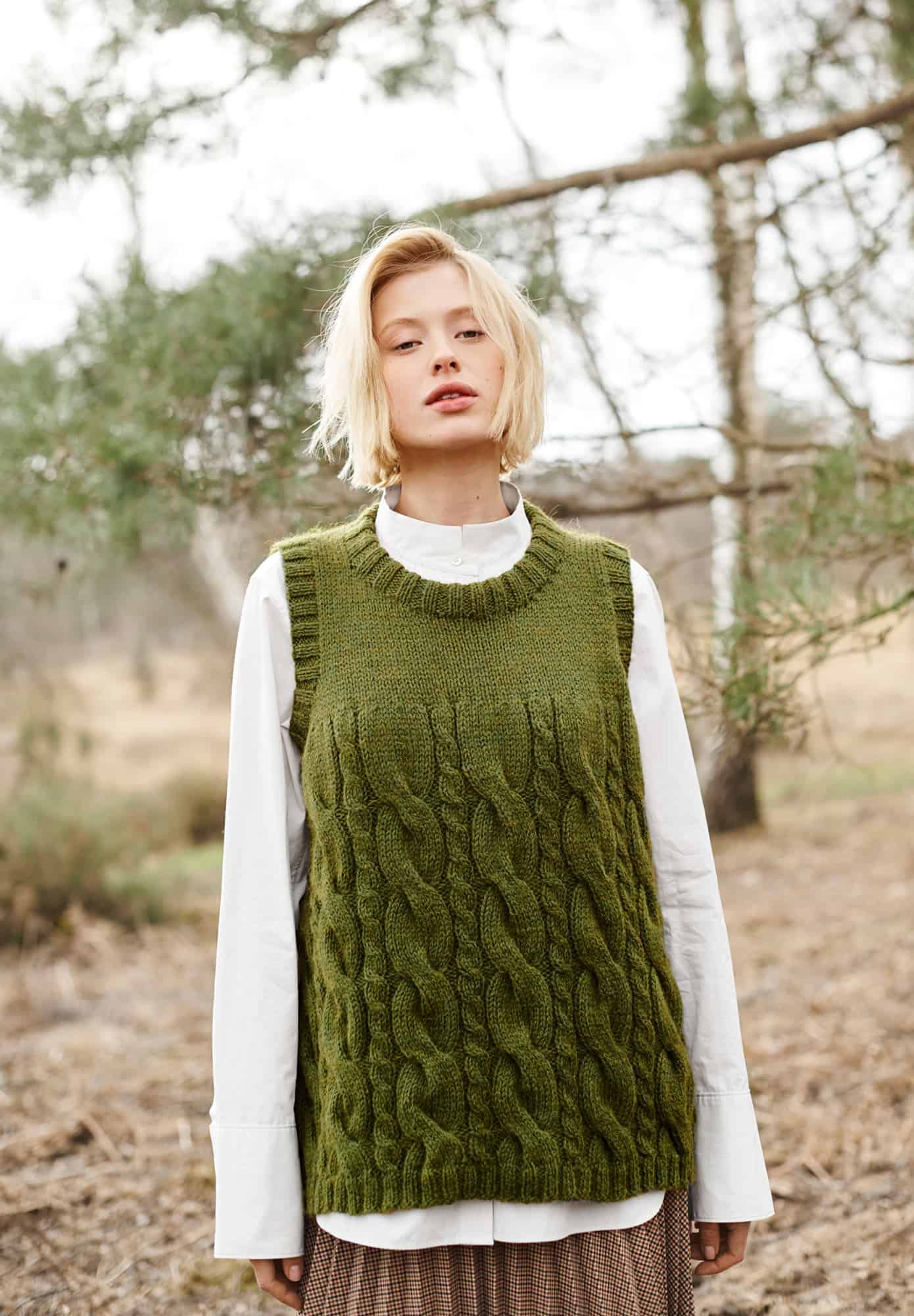 Frau trägt gestrickten Pullunder in Oliv: Modell 11 aus Lovewool No. 21