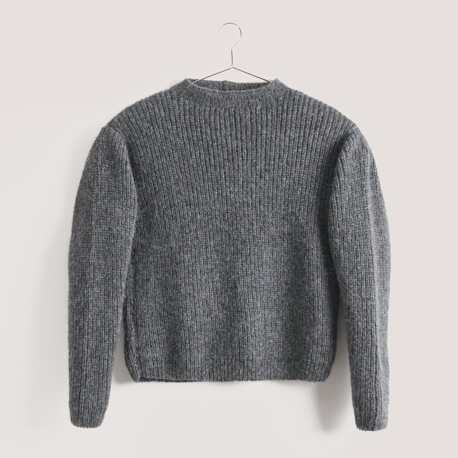 Strickset Pullover Modell 13 aus Made by Me Men No. 3 in Mittelgrau, gestrickt aus Rico Luxury Alpaca Superfine aran, präsentiert auf einem Kleiderbügel.