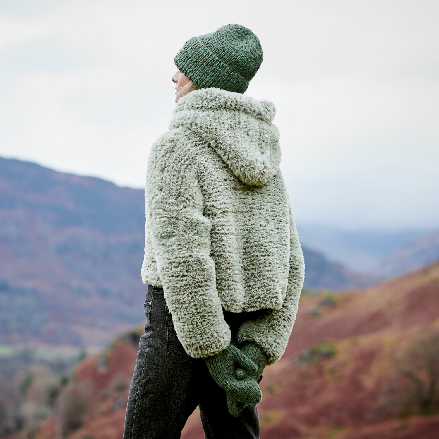 Strickset Jacke Modell 19 aus Lovewool No. 23, warme Kapuzenjacke mit strukturierter Flauschoptik, kombiniert mit passender Mütze und Handschuhen in herbstlicher Berglandschaft