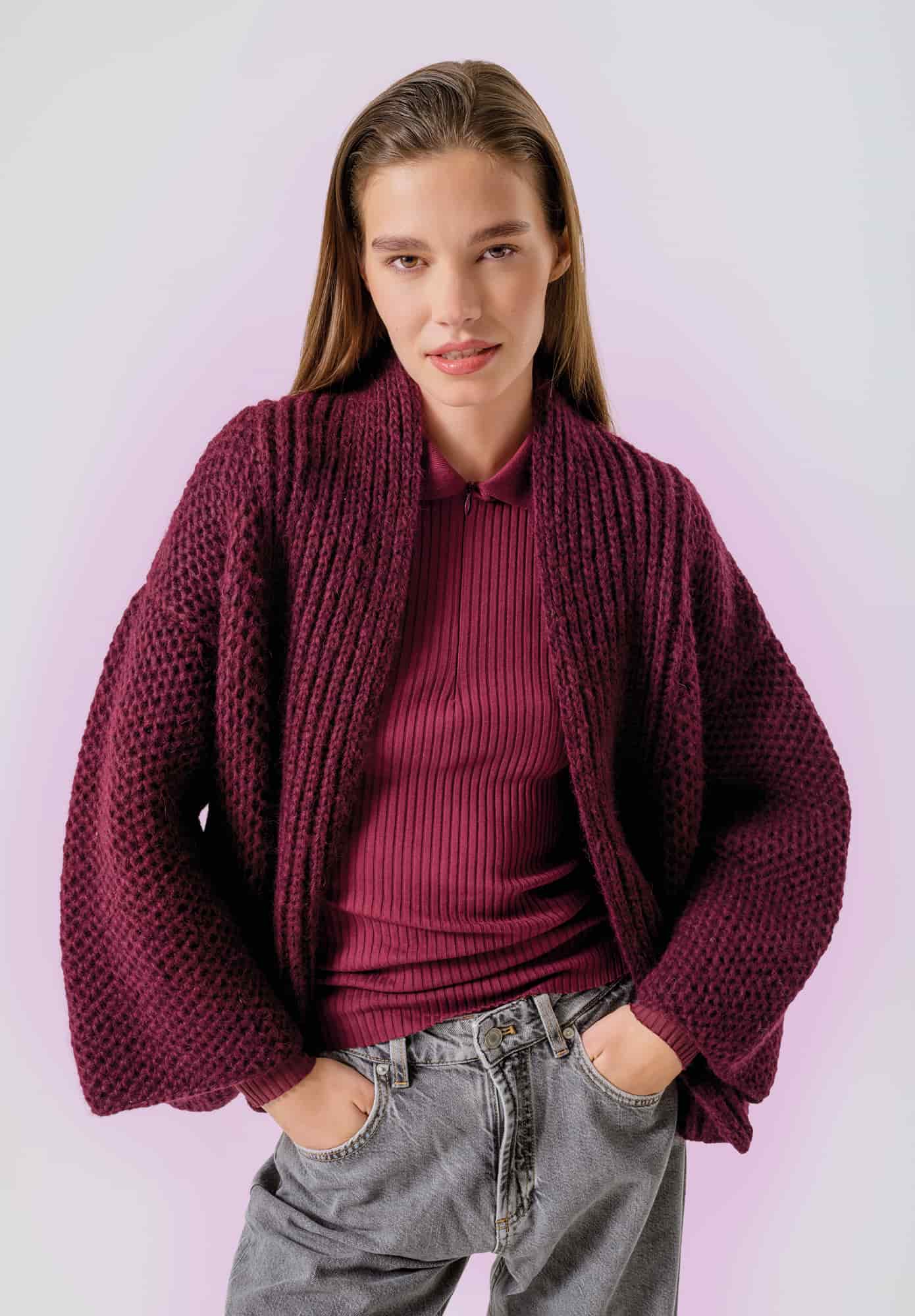 Frau trägt gestrickte Jacke in Bordeaux: Modell 29 aus Made by Me No. 21