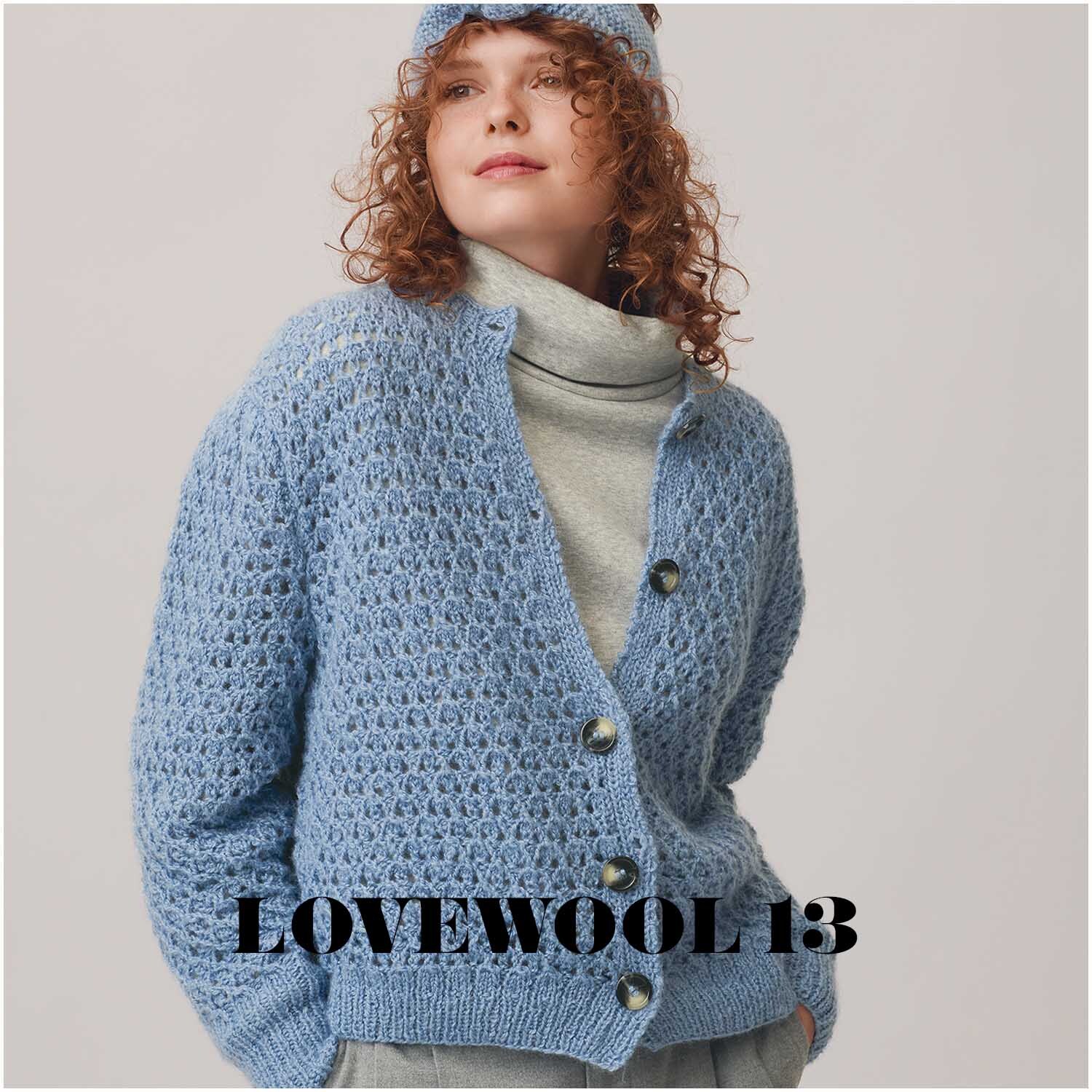 Luxury OMG Strickjacke in Hellblau von Rico Design, getragen von einer Frau mit lockigem Haar.