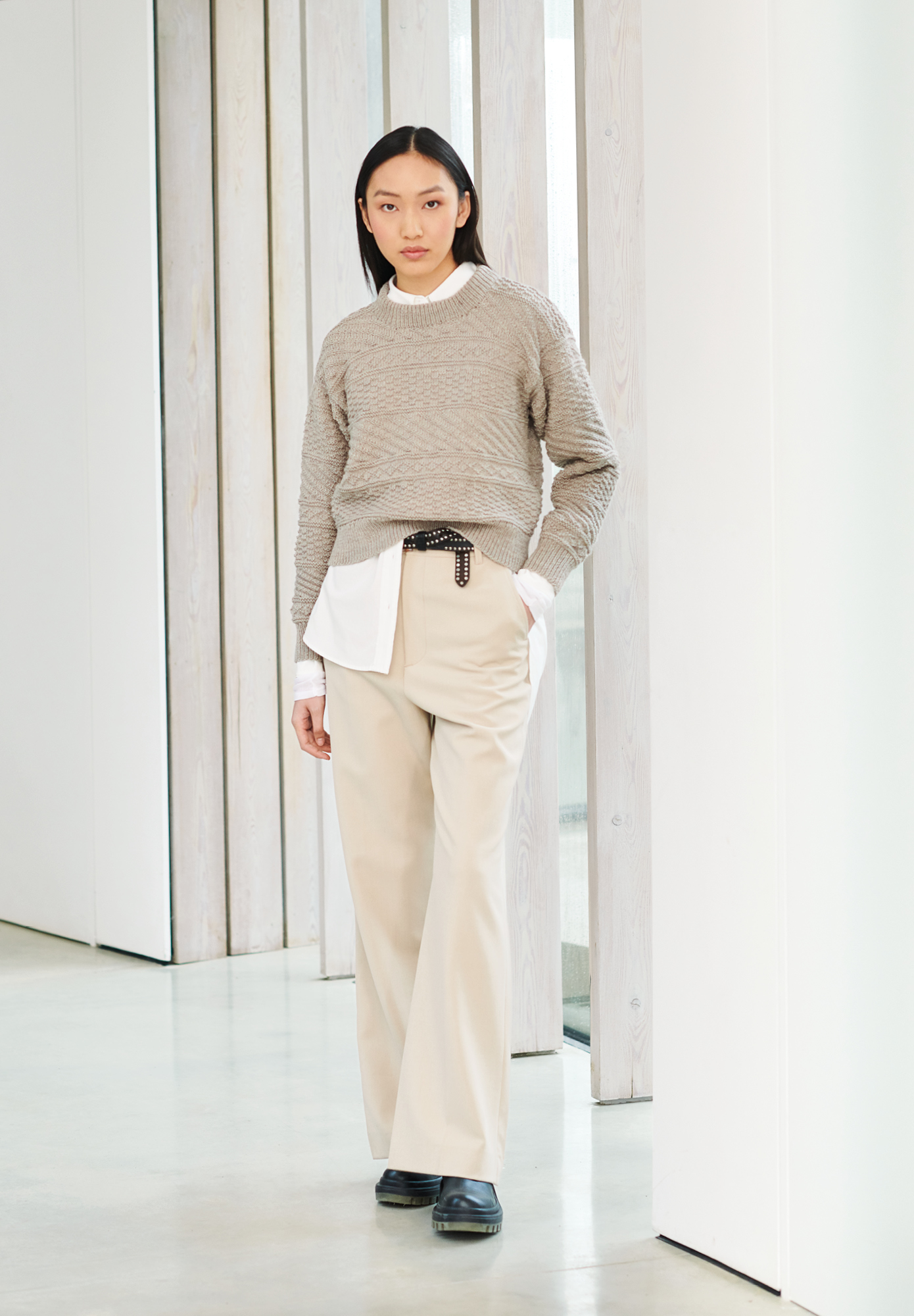 Frau trägt gestrickten Pullover in Beige: Modell 01 aus Lovewool No. 19