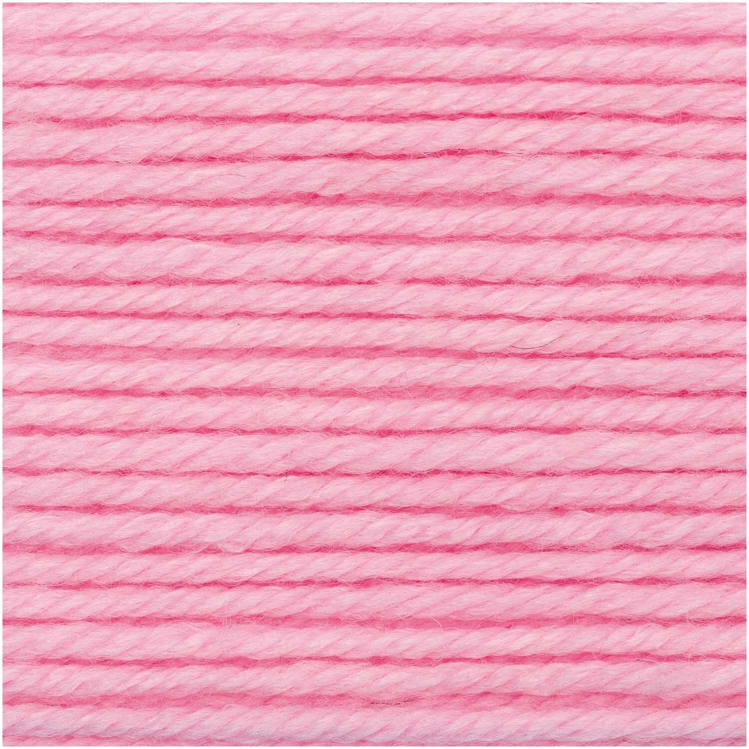 Essentials Mega Wool chunky in Bonbonrosa von Rico Design, 100g Knäuel, zeigt weiche, dicke Wollfasern in zartem Rosa, ideal für Strickprojekte.