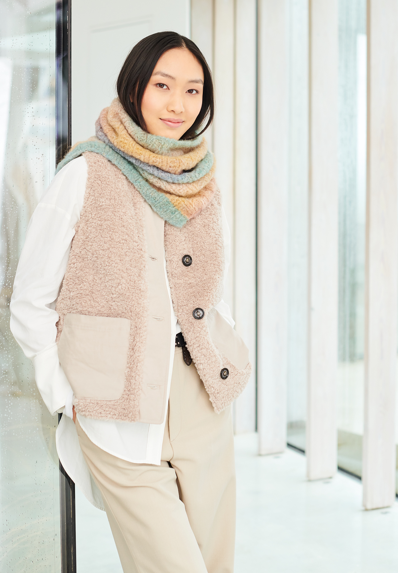 Frau trägt gestrickten Loop mit buntem Farbverlauf: Modell 10b aus Lovewool No. 19