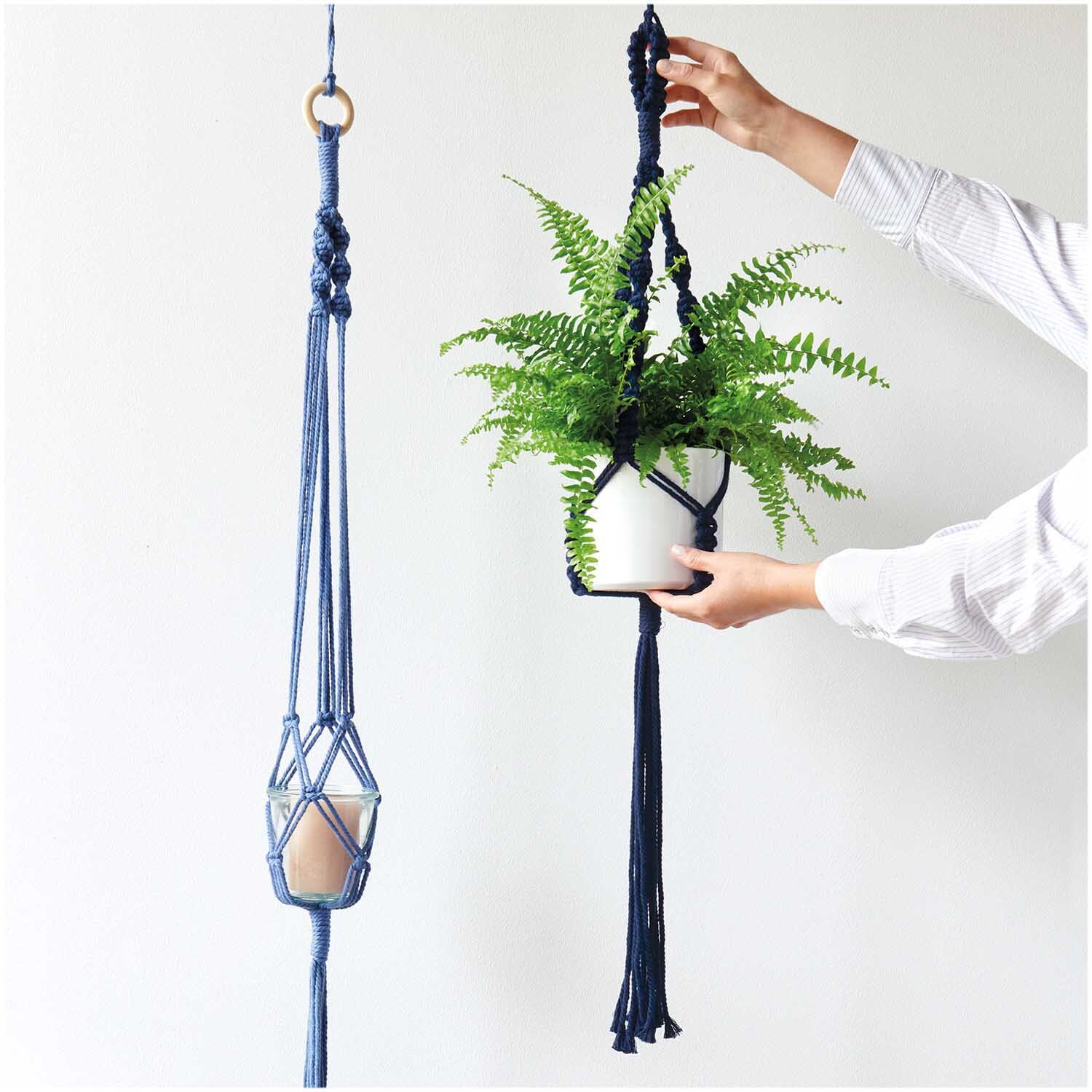 Creative Cotton Cord Makramee-Garn: Zwei blaue Makramee-Pflanzenhalter, einer mit Pflanze, von Rico Design.