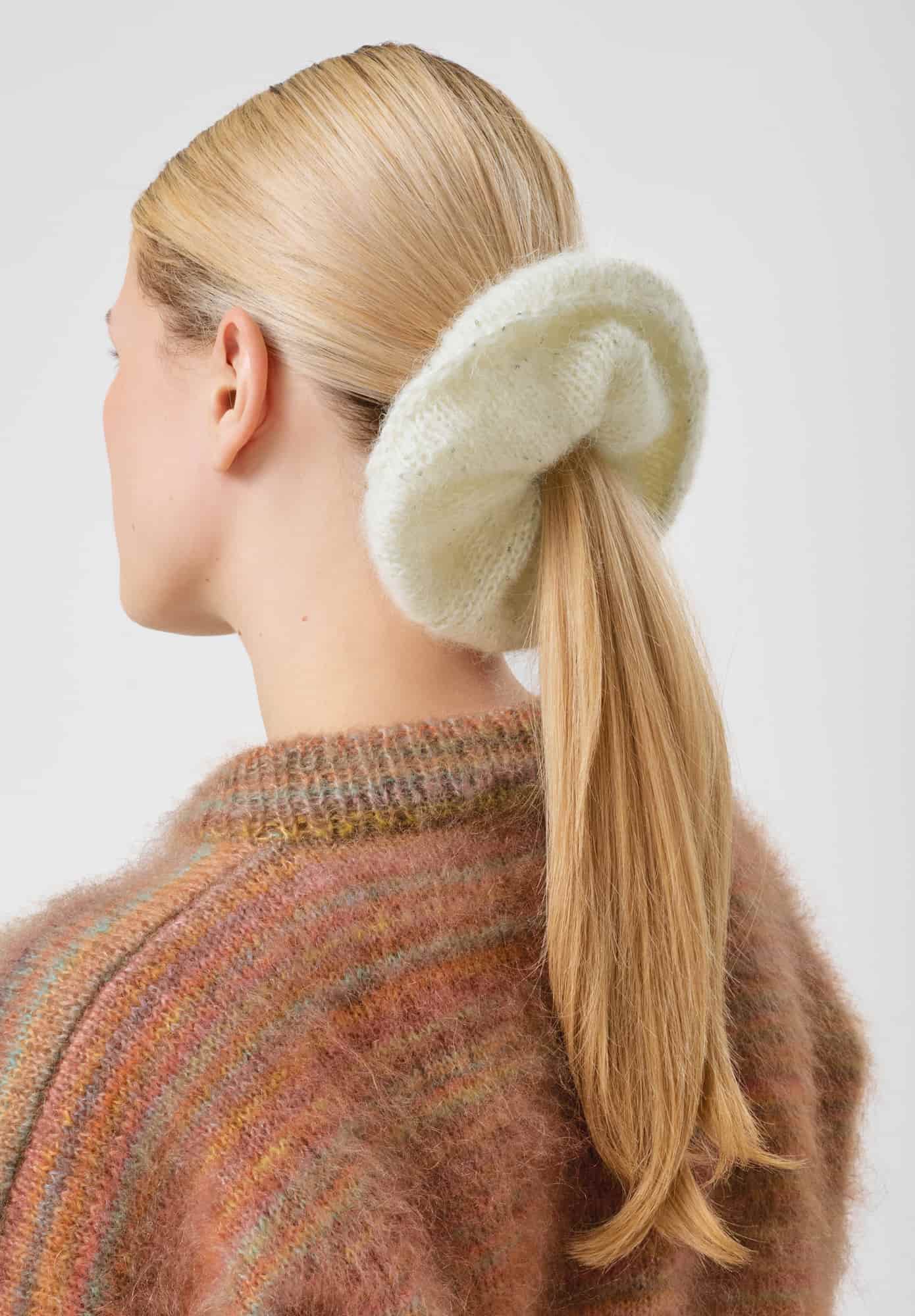 Frau trägt gestricktes Scrunchie in Creme: Modell 18 aus Made by Me No. 21
