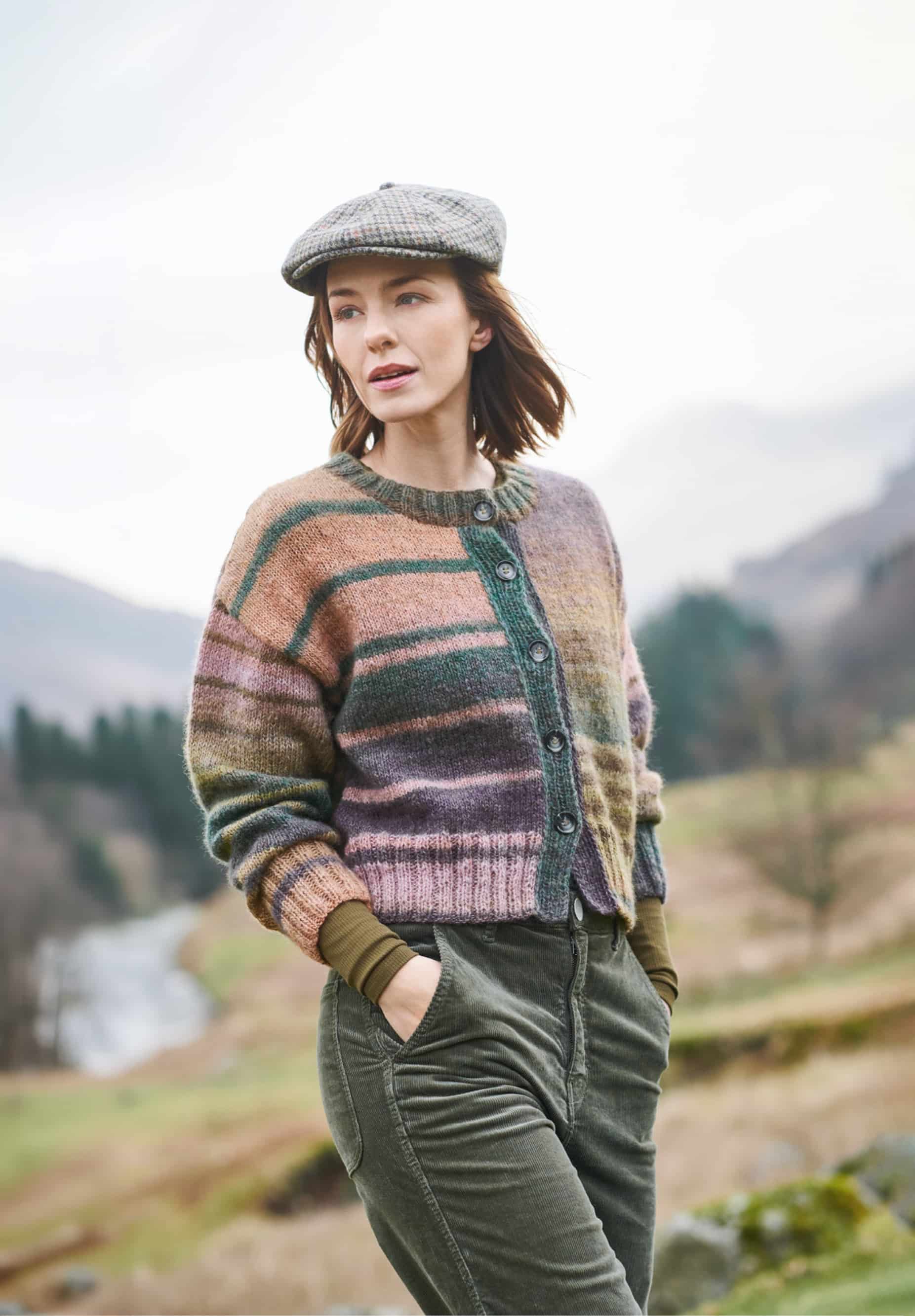 Frau trägt gestrickte Jacke mit Farbverläufen: Modell 24 aus Lovewool No. 23