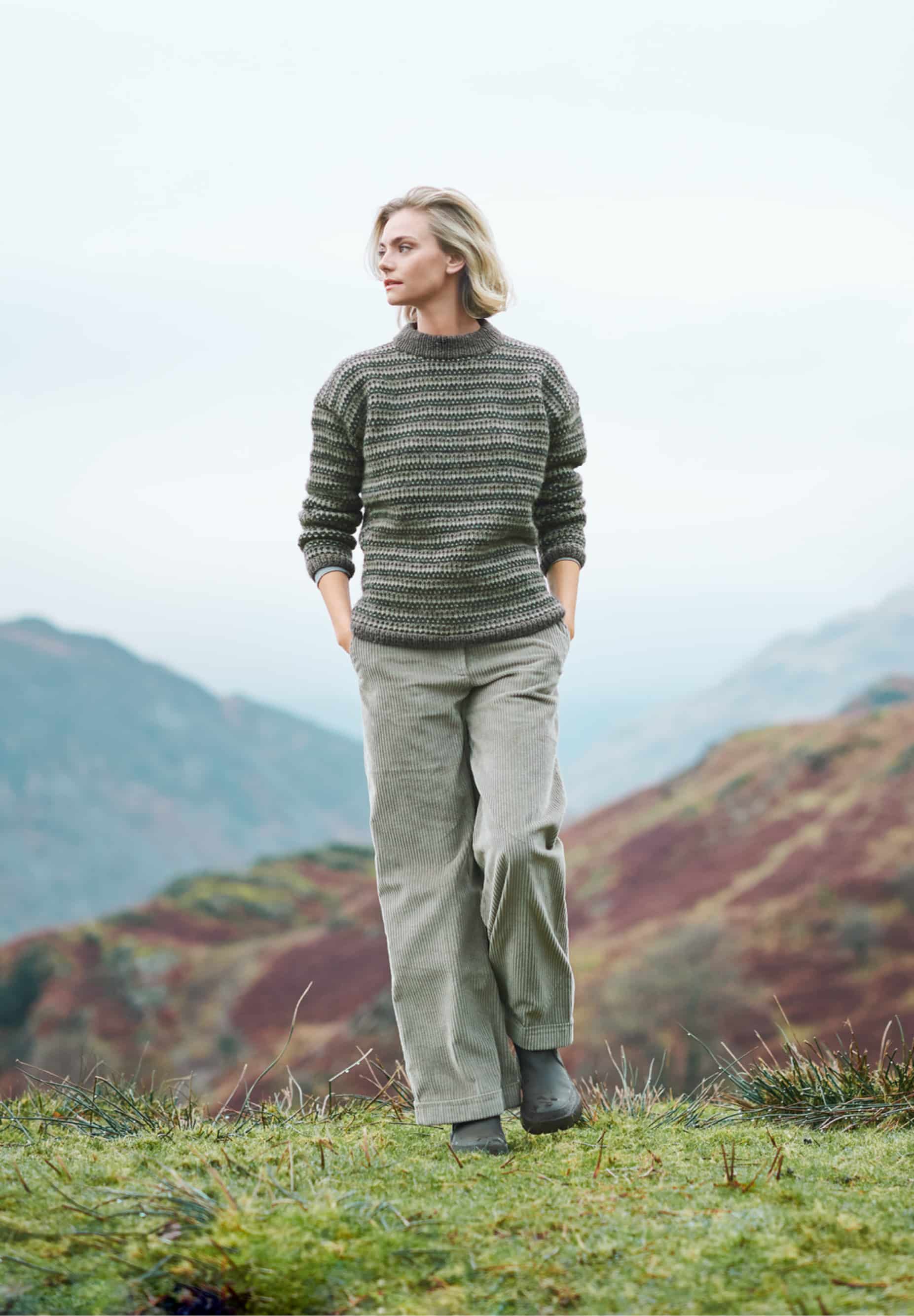 Frau trägt einen gestrickten Pullover in Grüntönen: Modell 18 aus Lovewool No. 23