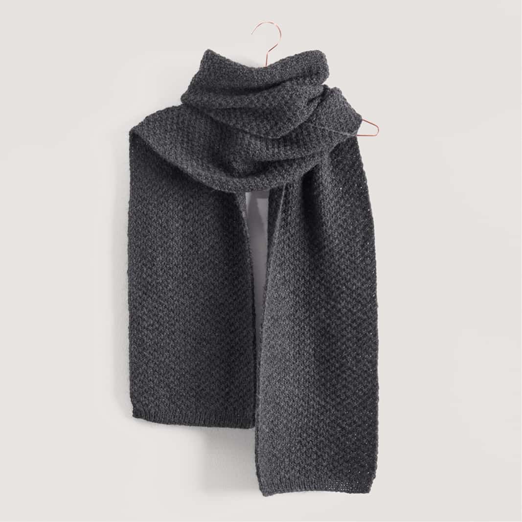 Gestrickter Schal in Schiefer: Modell 18 aus dem Heft Made by Me Men No. 03