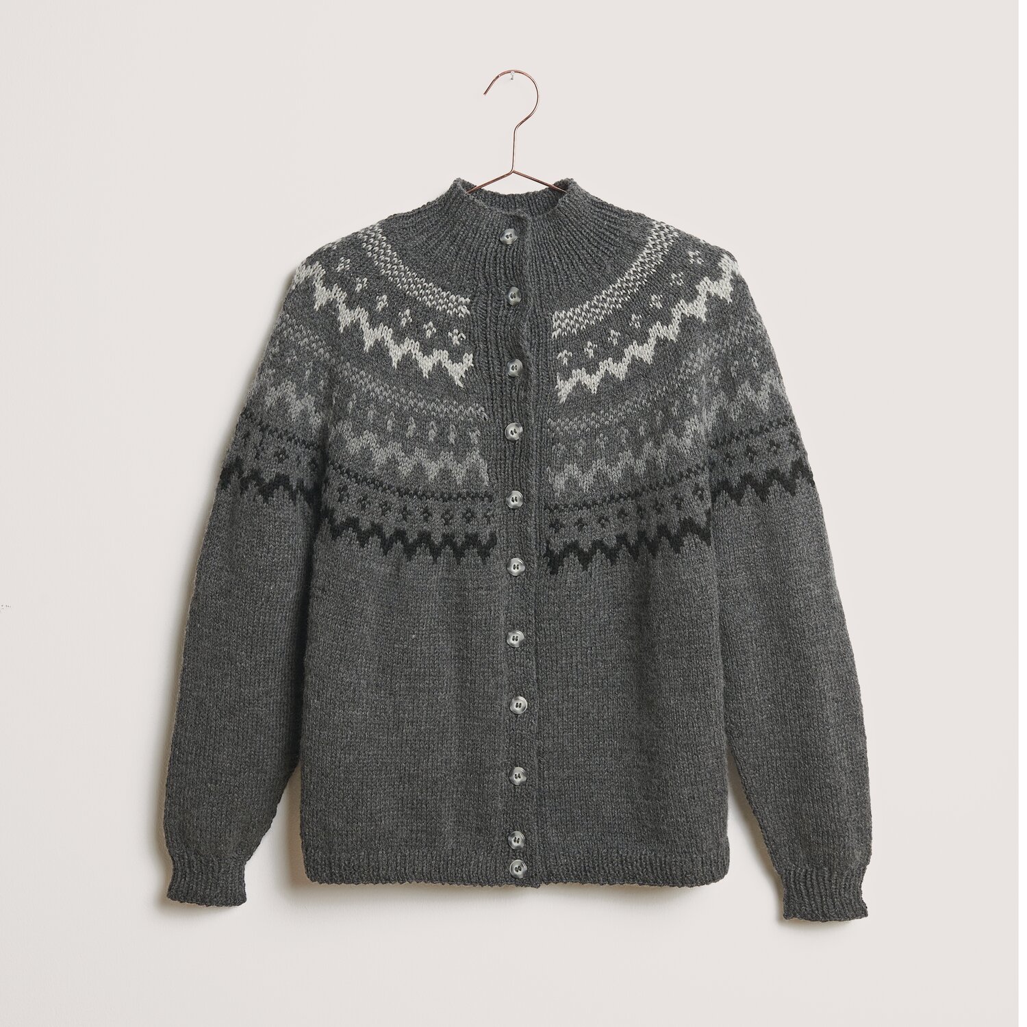 Essentials Soft Merino aran 50g 100m Farbe Schwarz von Rico Design Essentials Soft Merino aran Strickjacke in Grau-Melange mit nordischem Muster von Rico Design.