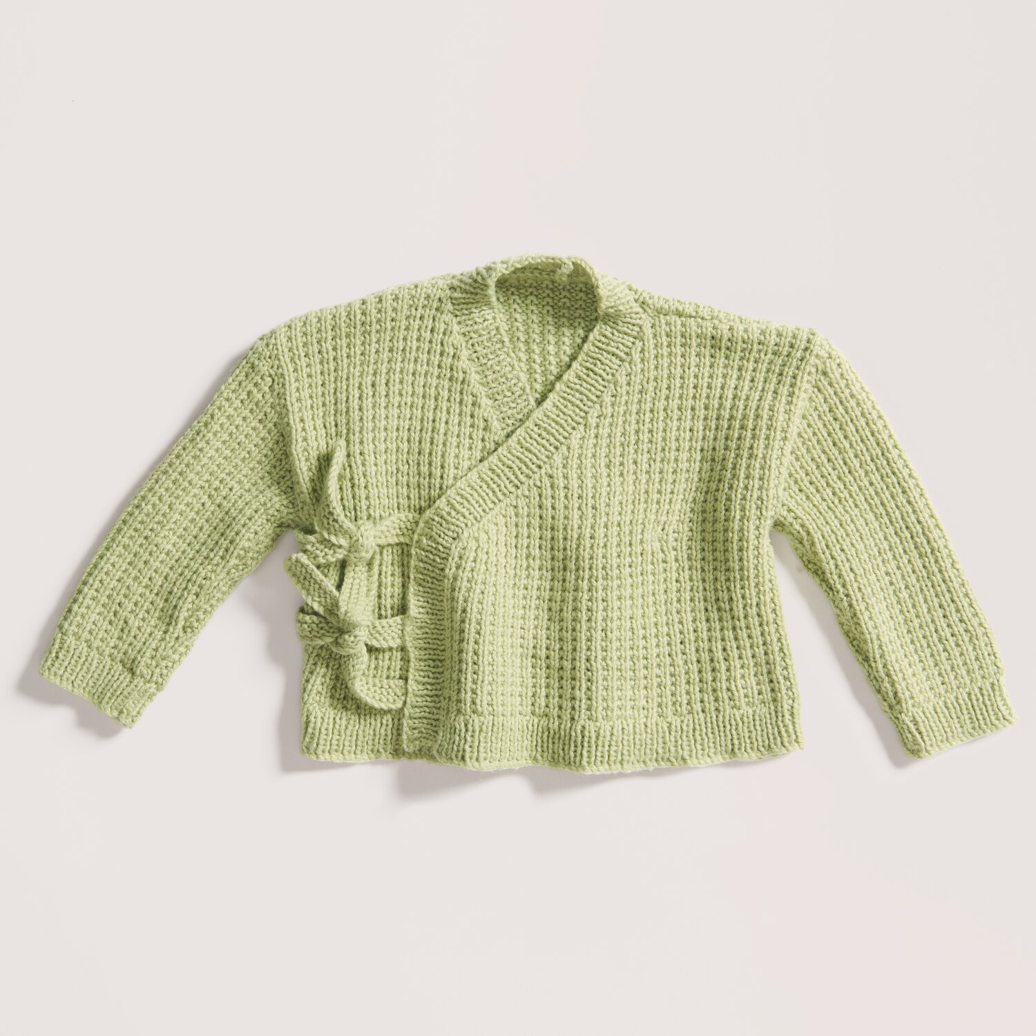Strickset Jacke Modell 14 aus Baby 043 in Salbei. Weiche, organische Baumwoll-Kaschmir-Mischung.