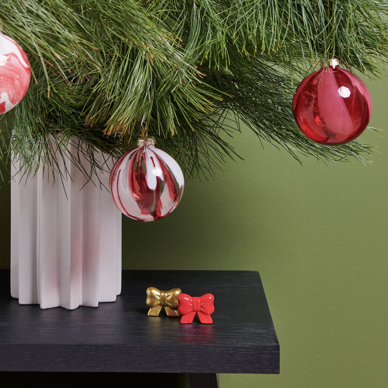 Porzellan Schleife 3,2x4,1x1,6cm Farbe Rot von Rico Design Porzellan Schleife und Glaskugeln in Rot und Weiß schmücken einen Weihnachtsbaum in modernem Design.