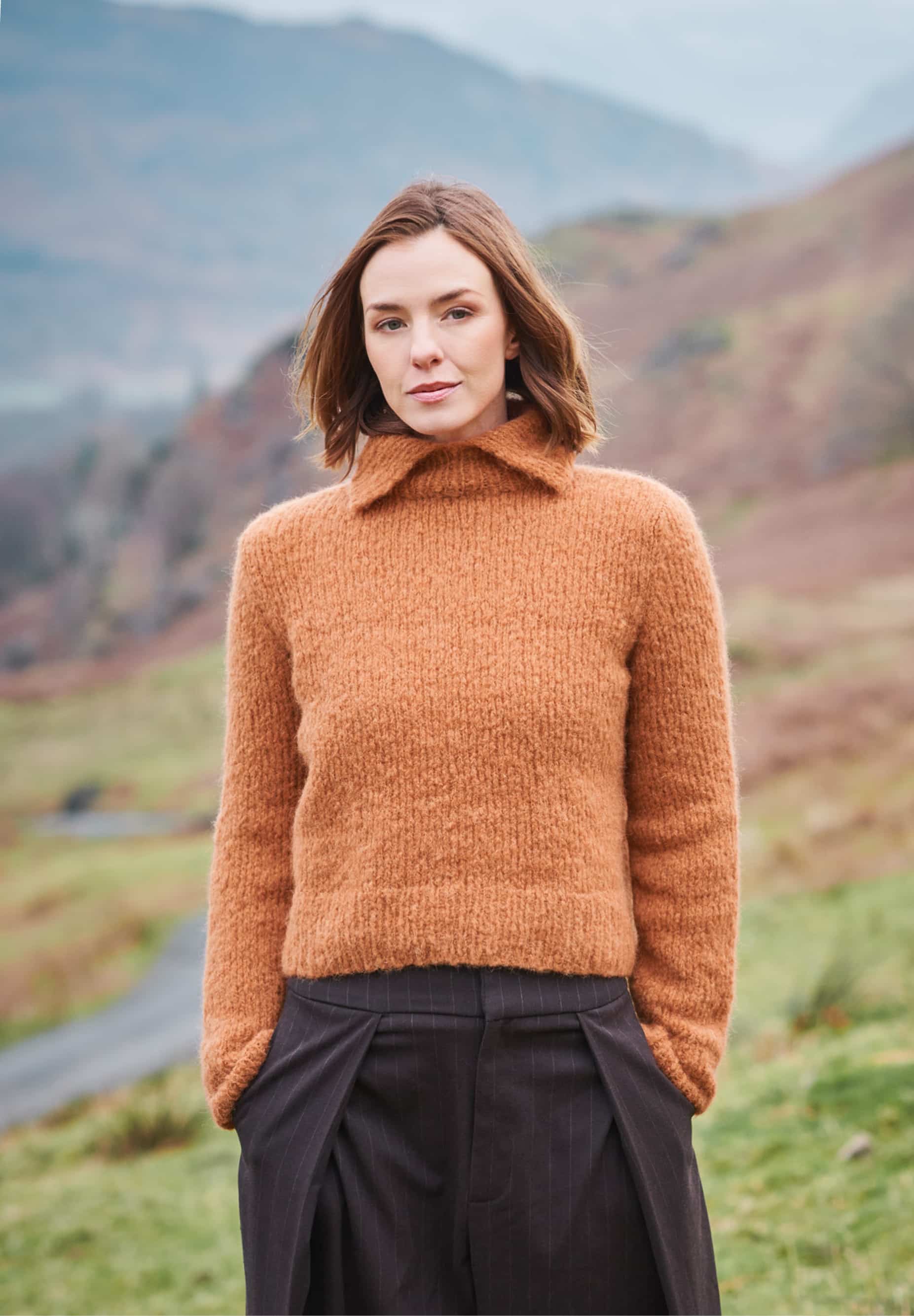 Frau trägt gestrickten Pullover in Terracotta: Modell 37 aus Lovewool No. 23