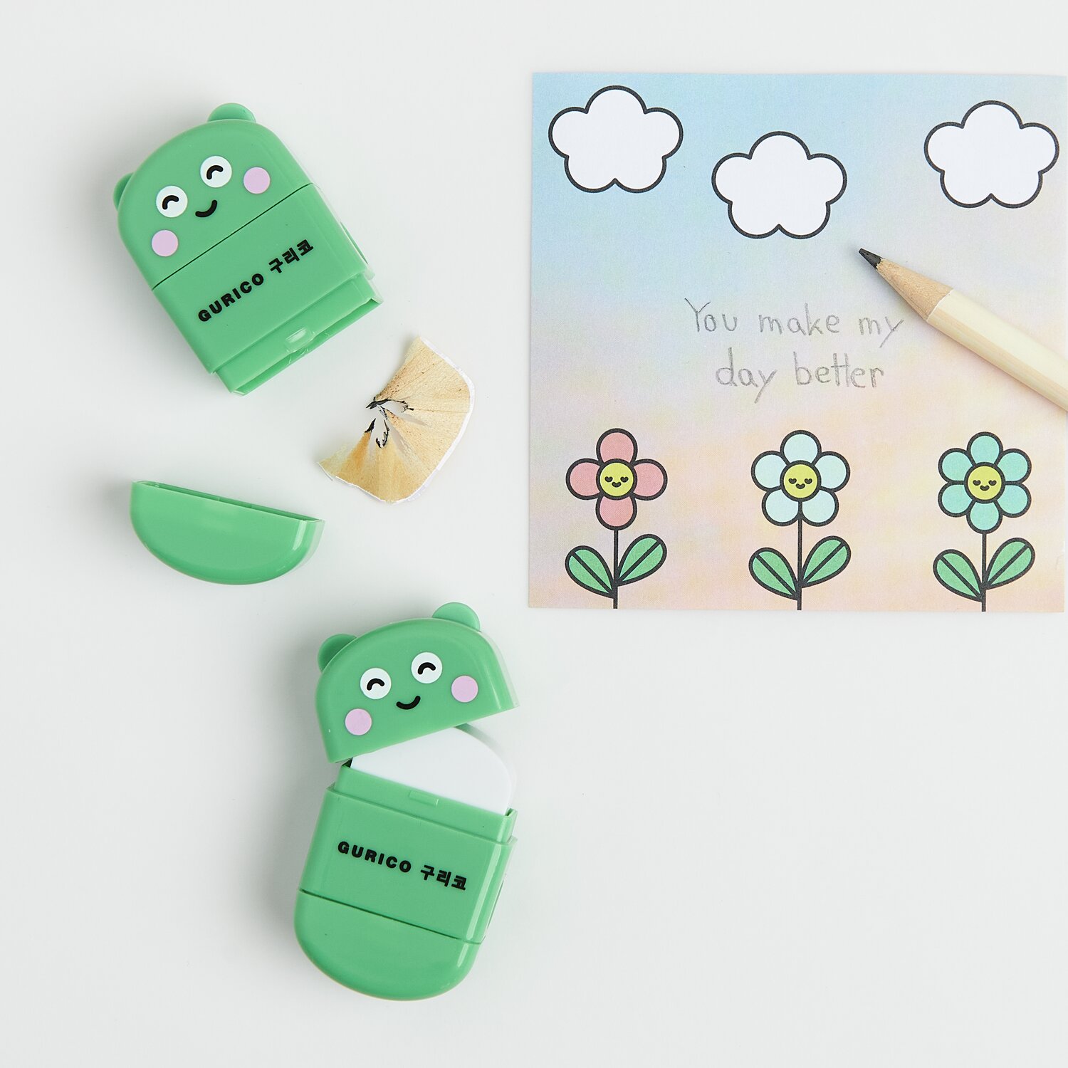 Paper Poetry Radiergummi mit Anspitzer Frosch in Grün, neben einer Karte mit Blumenmotiv.