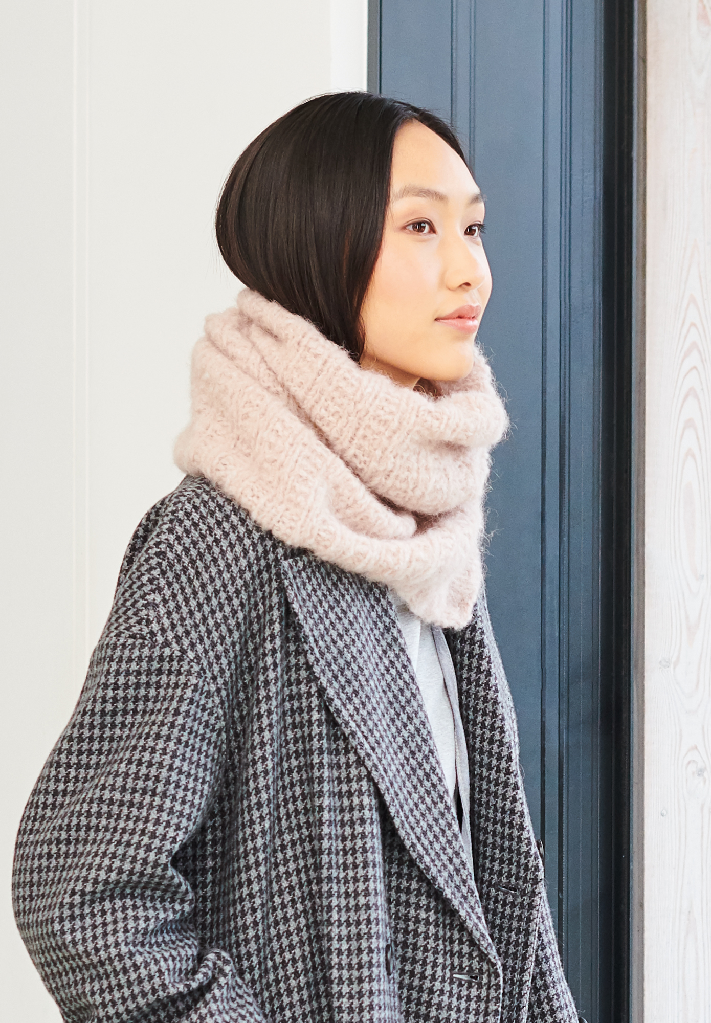 Frau trägt gestrickten Loop in Puder: Modell 10a aus Lovewool No. 19