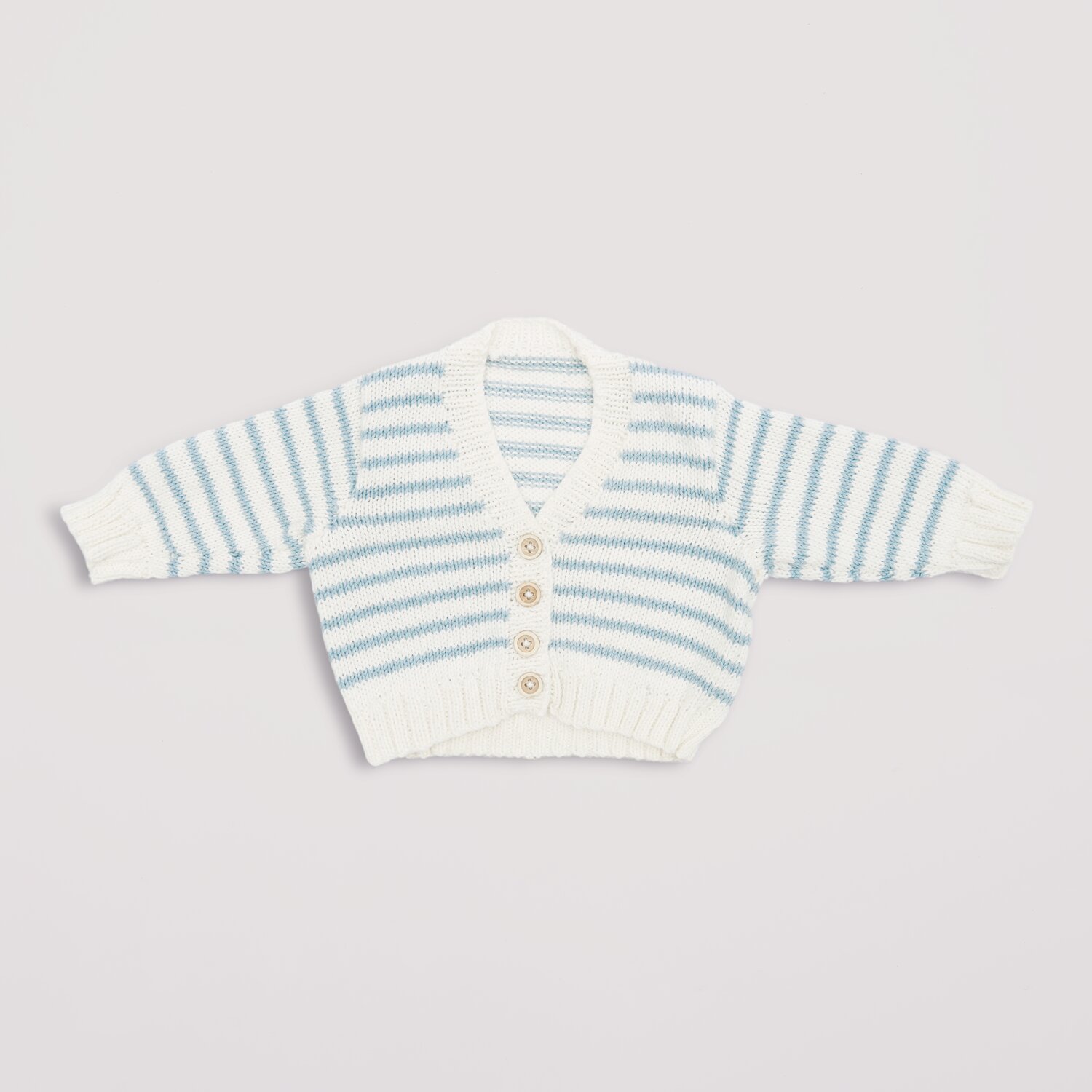 Strickset Jacke Modell 01 aus Baby Nr. 39, gestreift in Hellblau und Weiß, aus Bio-Baumwolle.