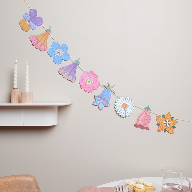 Girlande mit Papierblumen