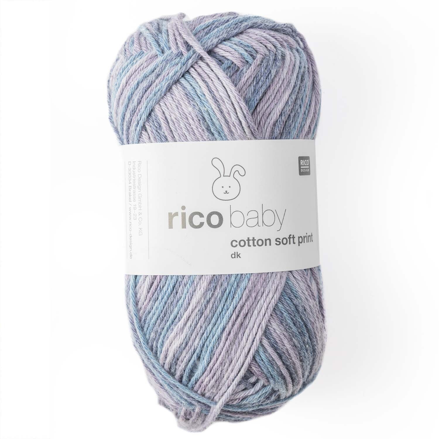 Rico Baby Cotton Soft Print dk: Weiches Garn in Blau-Lila von Rico Design, ideal für Babyprojekte.