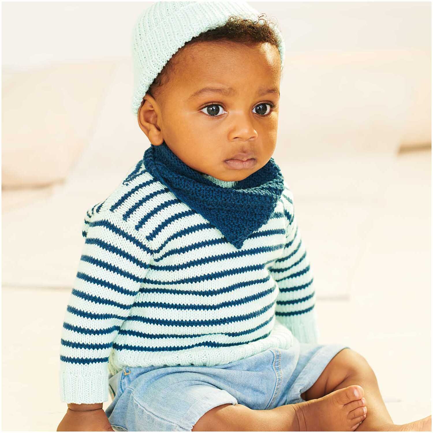 Baby Organic Cotton: Ein Baby trägt einen gestreiften Pullover und Mütze aus Bio-Baumwolle in Blau.