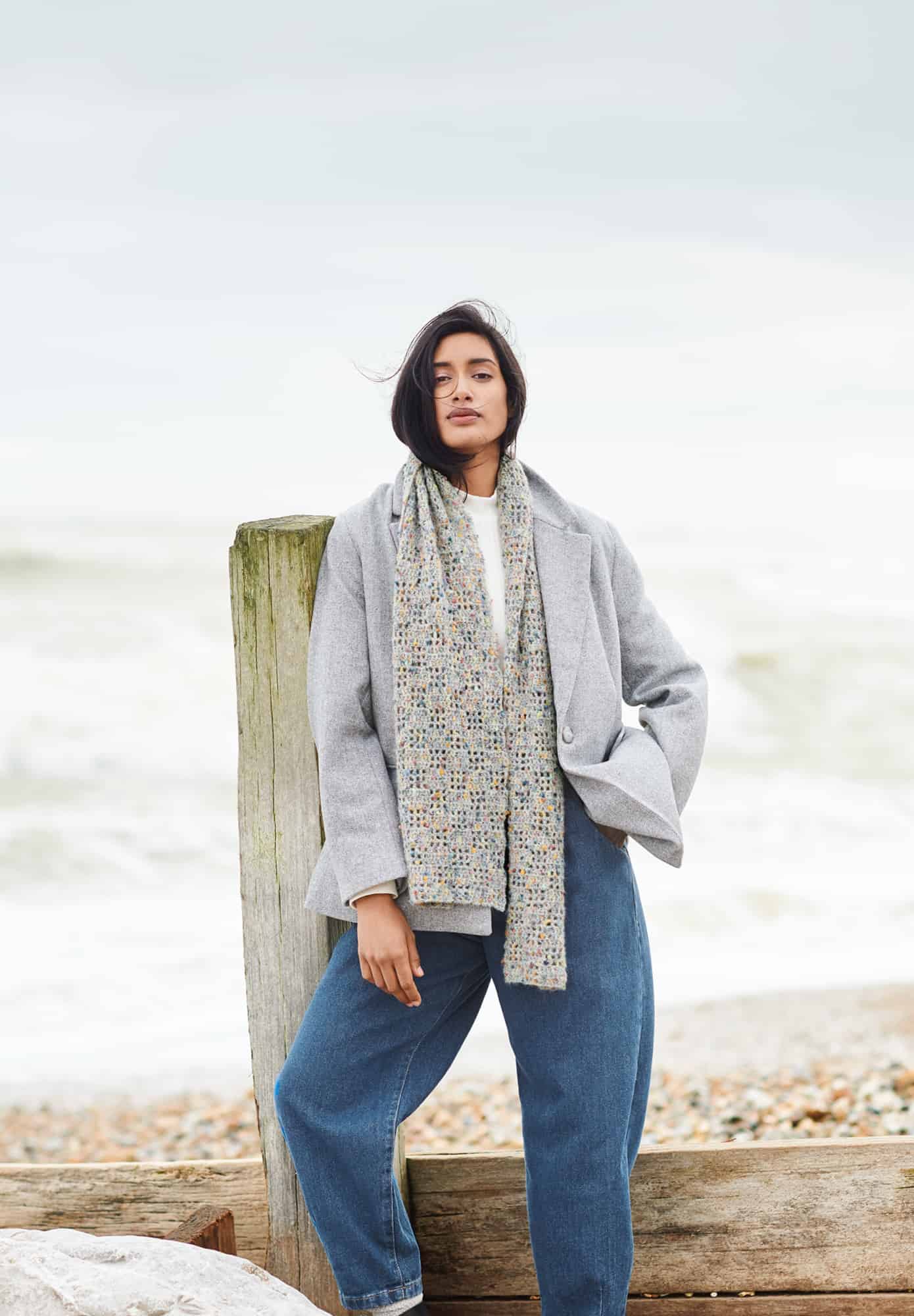Frau trägt gehäkelten Schal in Natur: Modell 23 aus Lovewool No. 21