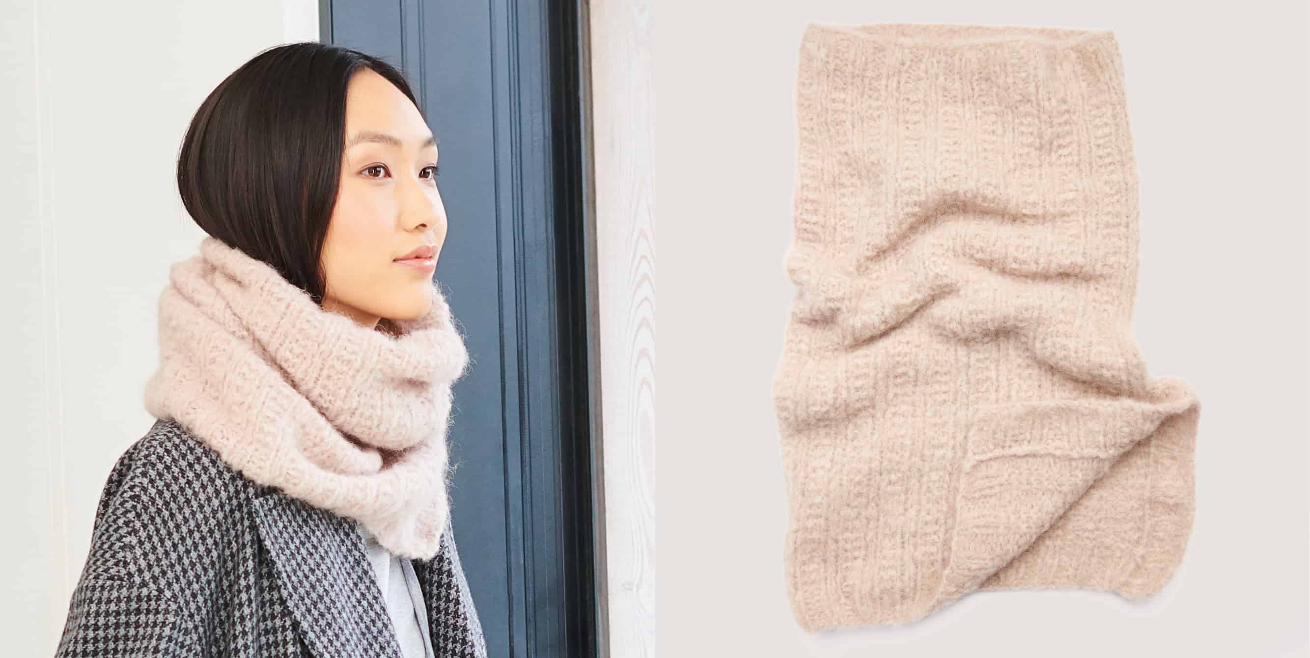 Gestrickter Loop Modell 10a aus Lovewool No. 19 getragen am Model und ausgelegt auf grauem Hintergrund. 
