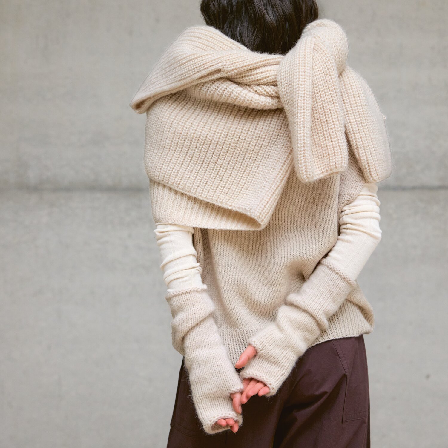 Strickset Stulpen Modell 02 aus Luxury Knits: Frau in beigem Strickpullover mit passenden Stulpen.