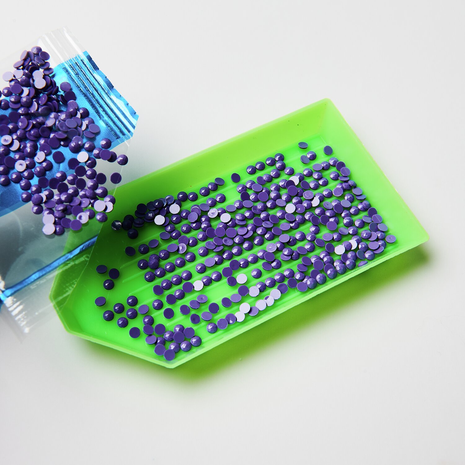 Diamond Painting DIY-Set Frühlingswiese 31x18,5cm: Lila Strasssteine auf grünem Tablett, 26-teilig.