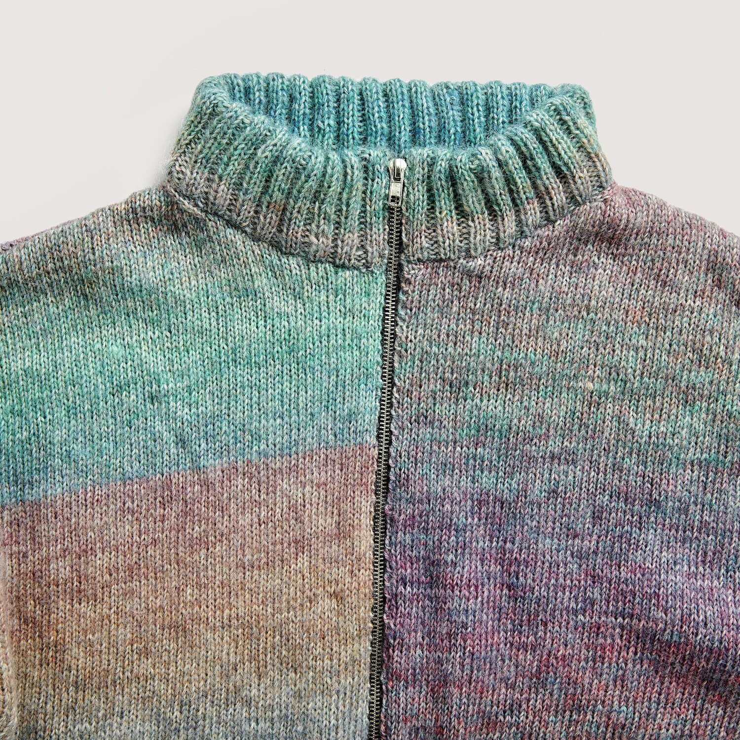 Creative Painted Power Cotton dk: Bunter Strickpullover mit Reißverschluss, harmonische Farbverläufe in Blau, Grün und Rosa.