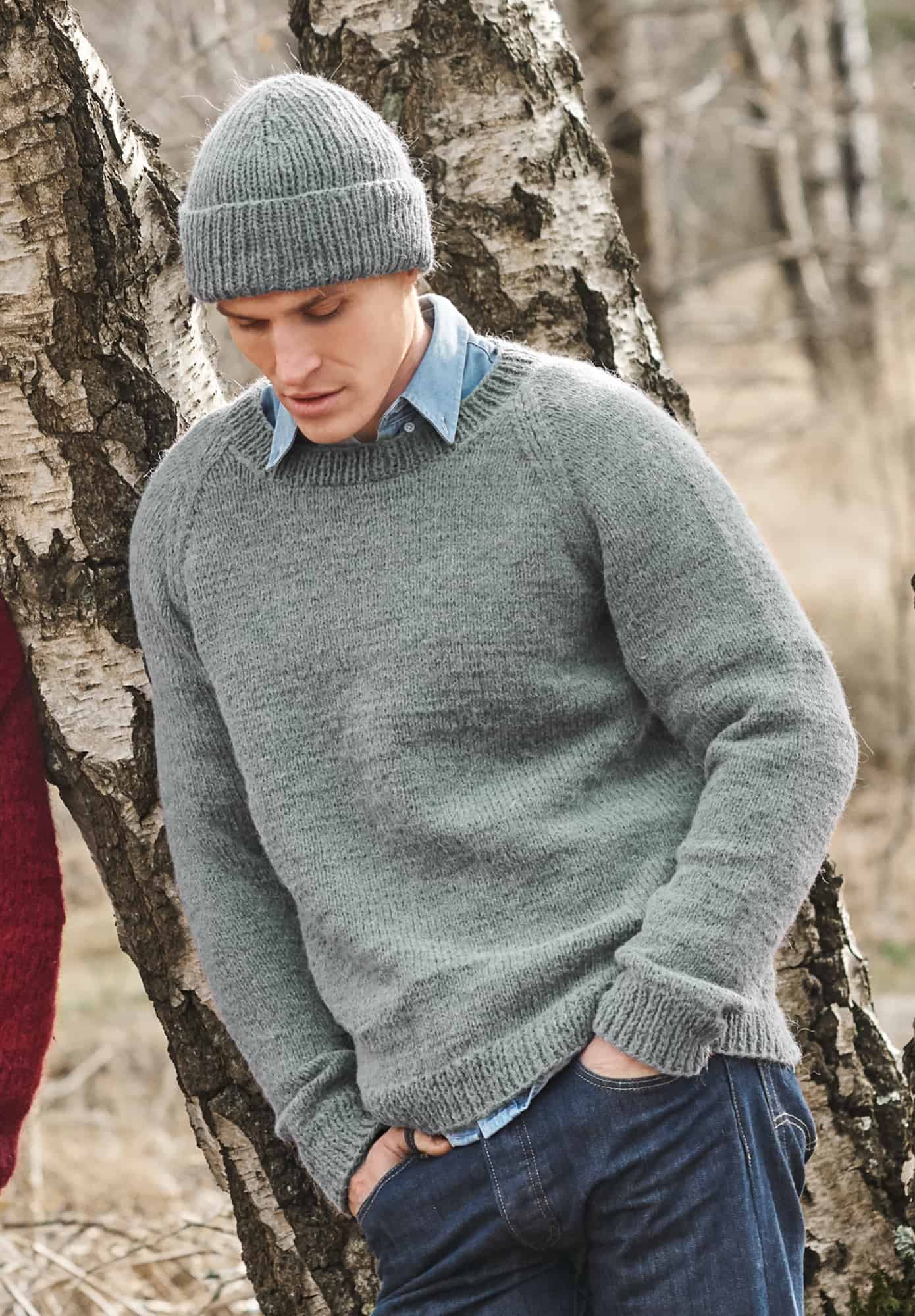 Mann trägt gestrickten Pullover in Blau: Modell 18 aus Lovewool No. 21