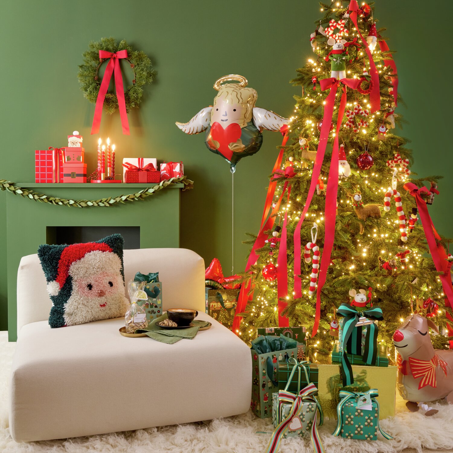 Auf dem Bild ist ein festlich dekorierter Raum mit einem Weihnachtsbaum zu sehen, geschmückt mit roten und weißen Filzkugeln von Rico Design. Der Baum ist von Geschenken umgeben.