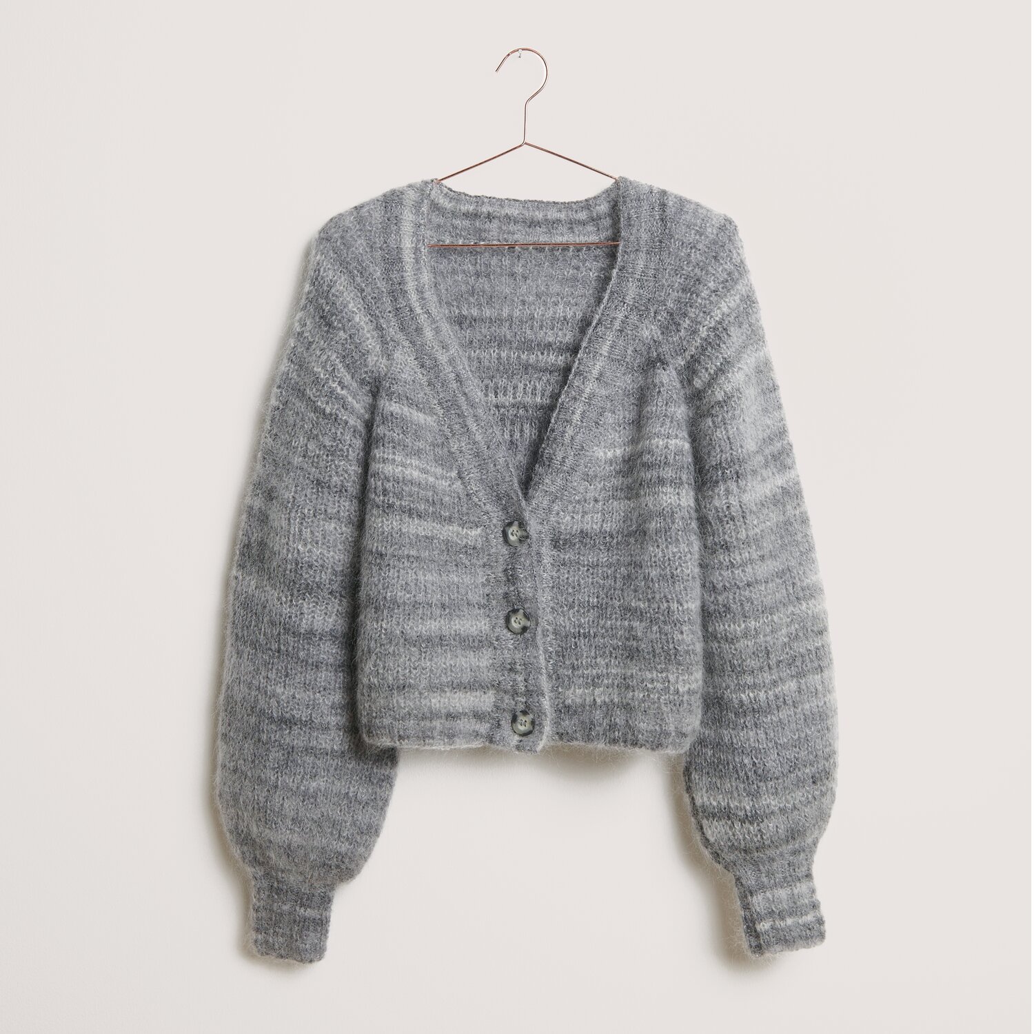 Fashion Meri Mohair Print: Grauer Cardigan mit Knöpfen, gestrickt aus weichem Mohairgarn.